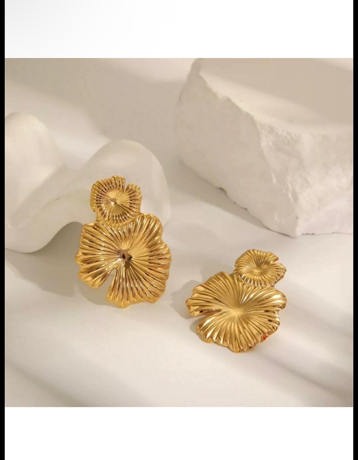 Boucles d'oreilles dorées en forme de fleur