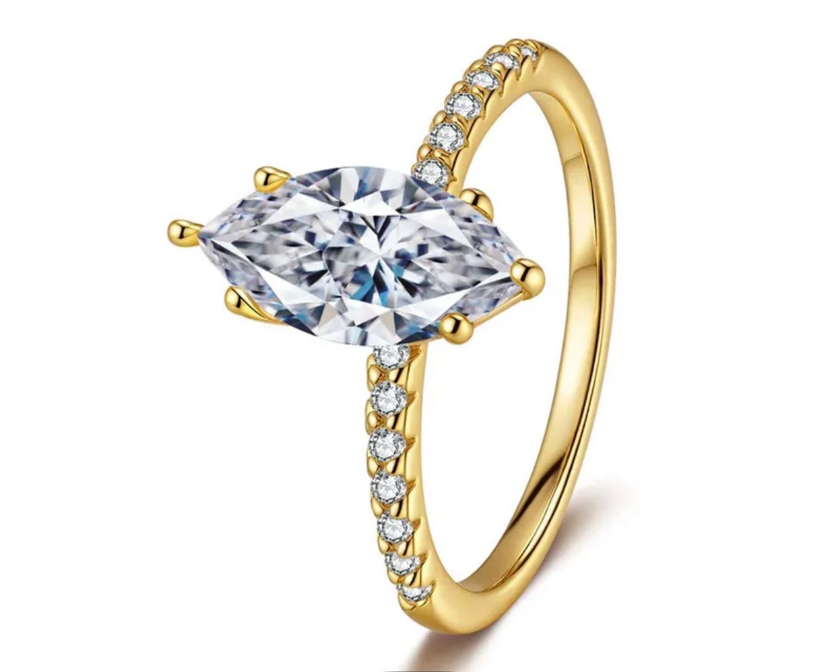 Bague serti de moissanite