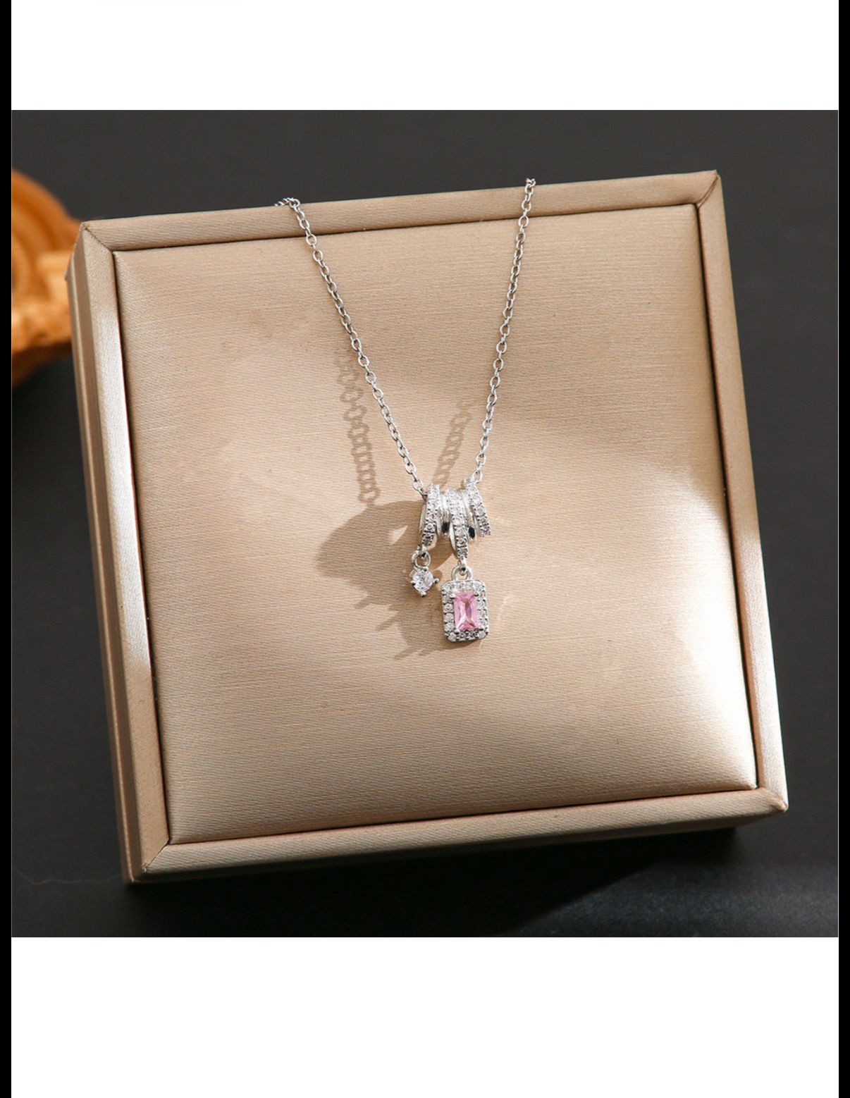 Collier pendentif en argent avec pierre rose