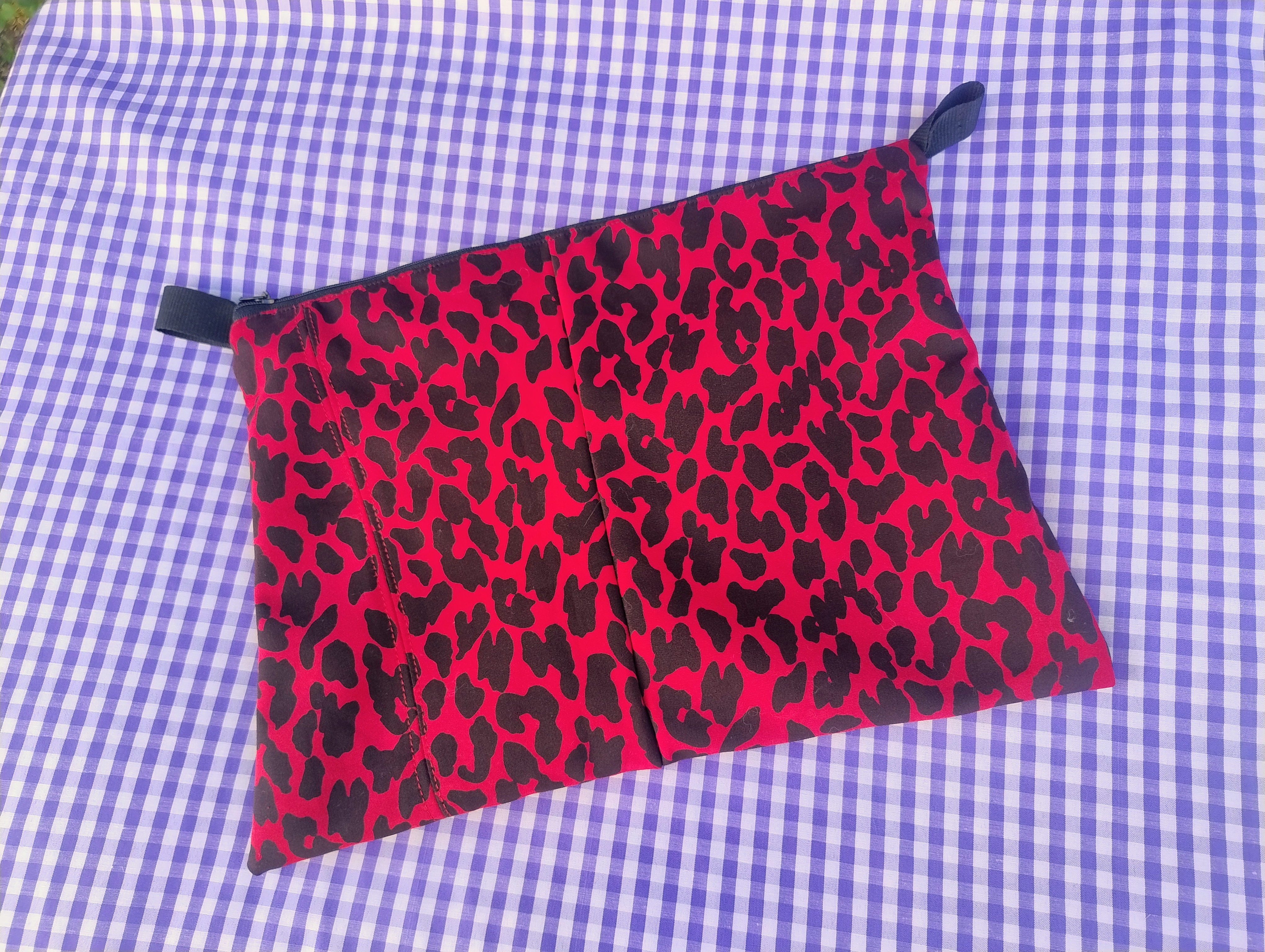 Estuche con estampado leopardo rojo
