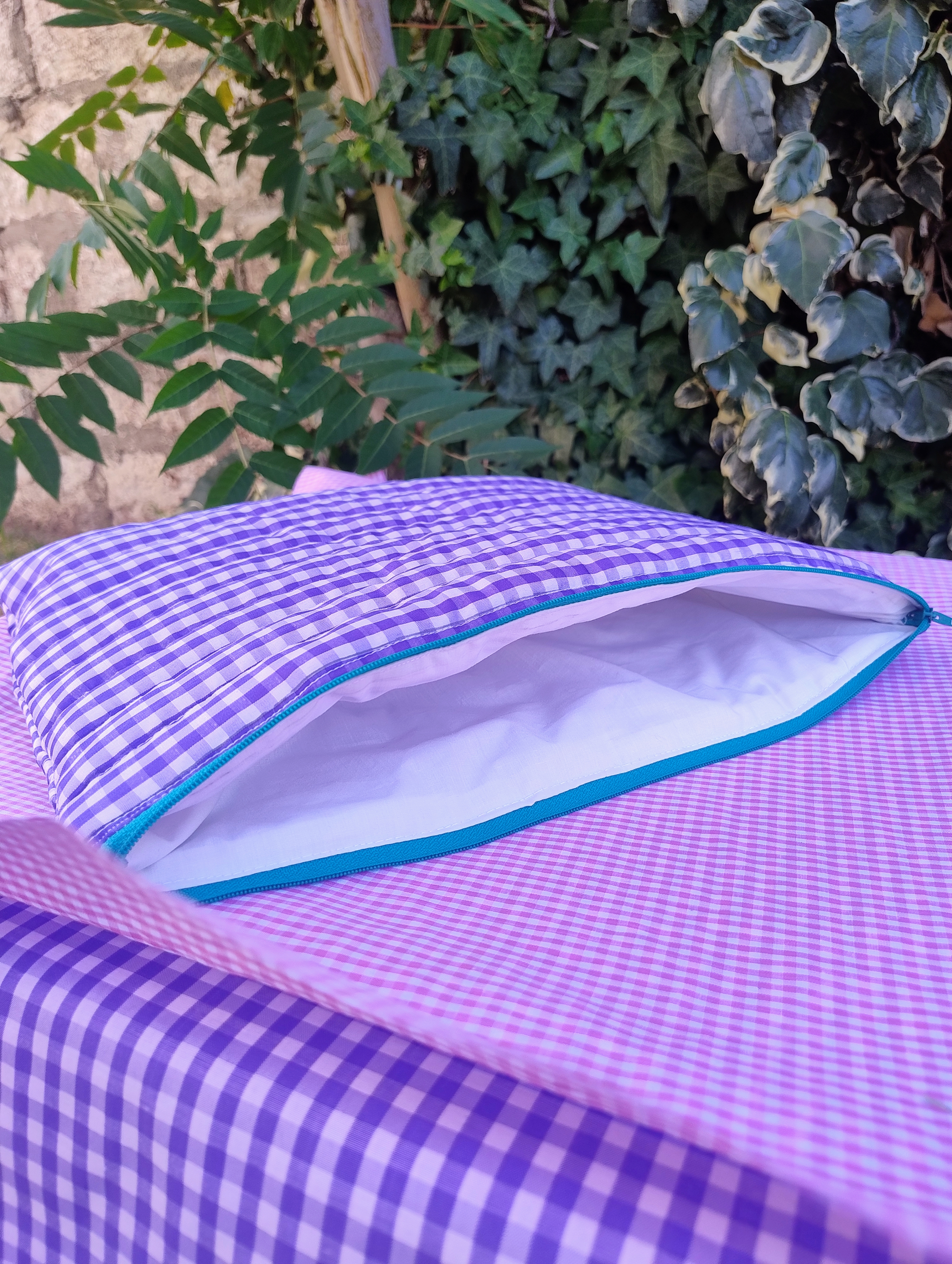 Bolsa porta laptop acolchada con cuadros morados