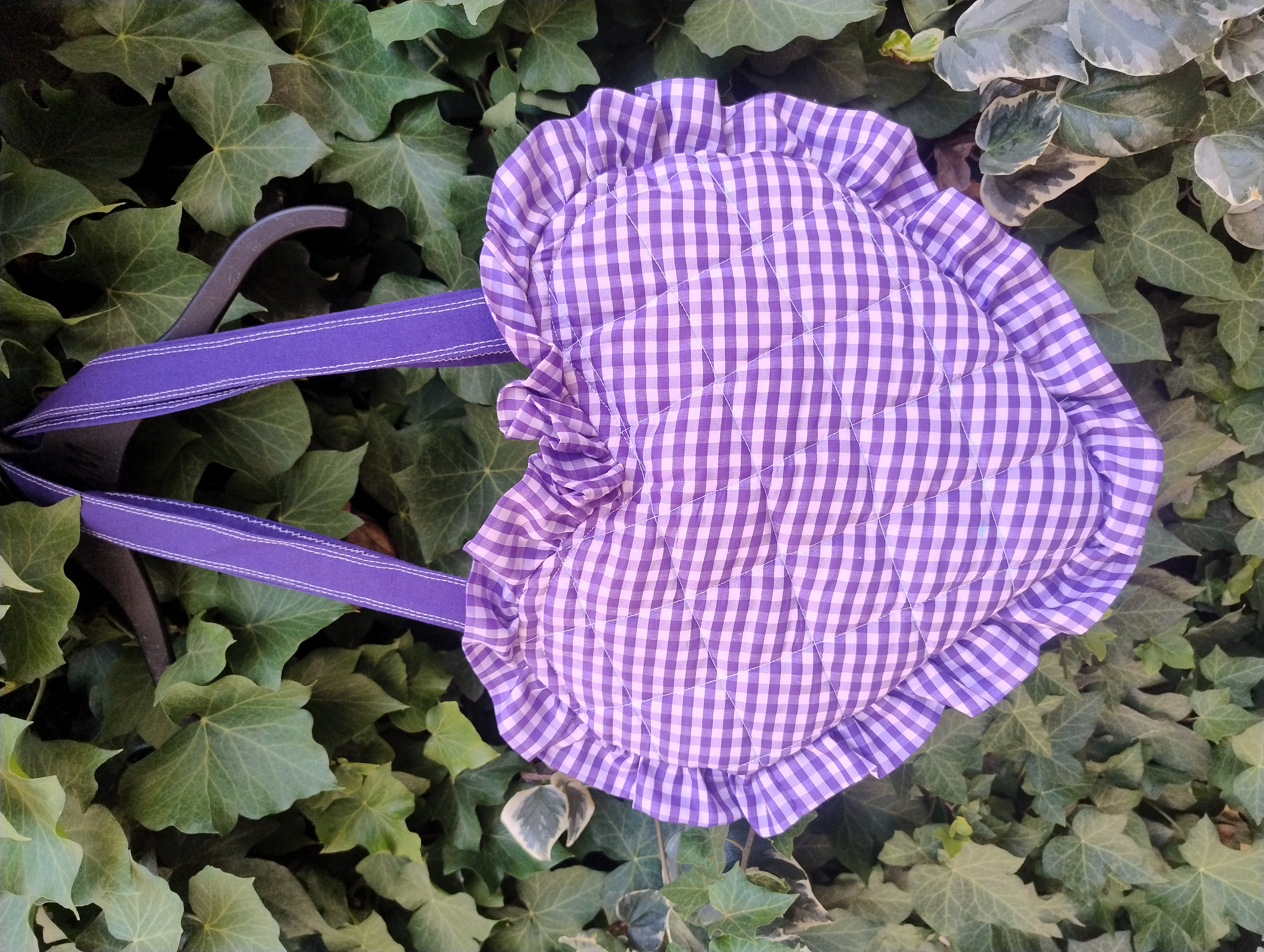 Bolsa de cuadros color morado con forma de corazón 