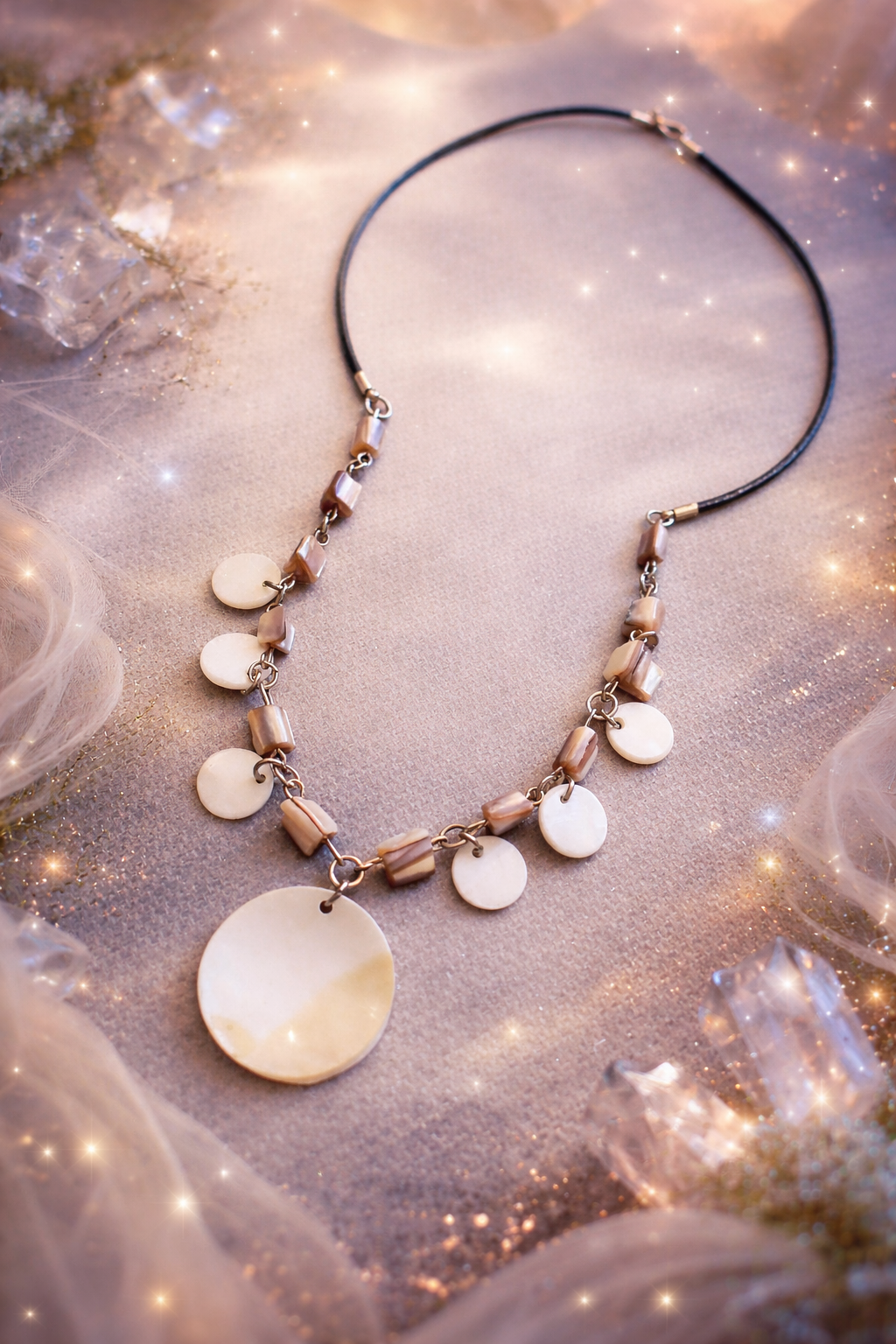 Colar artesanal em madrepérolas e couro