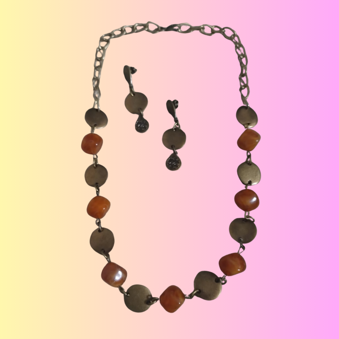 Jogo de Colar e Brincos – Ouro Velho, Pedras Sintéticas & Medalhas