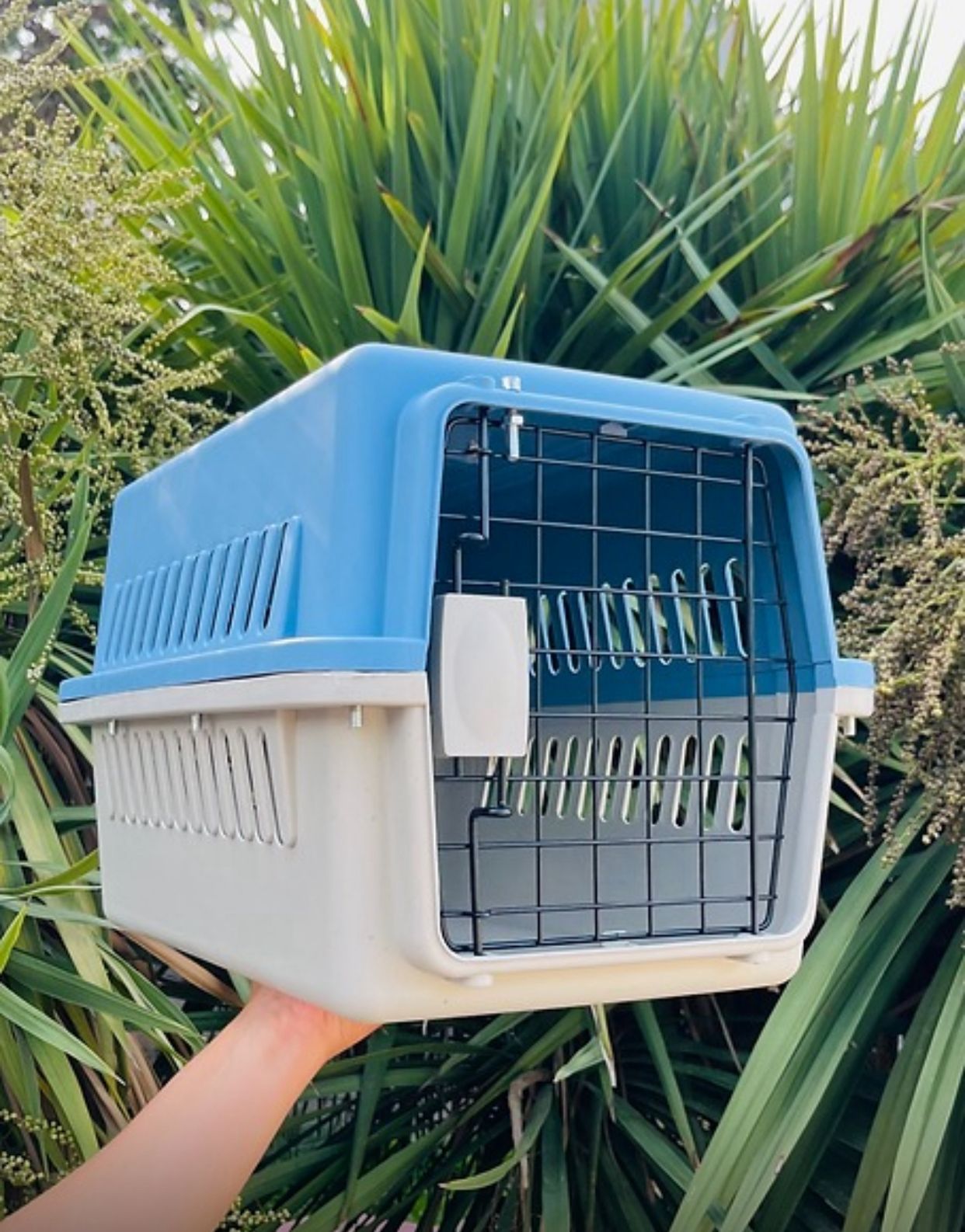 Transportadora con puerta de metal 