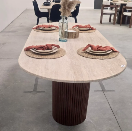 Table à manger ovale en travertin beige avec pieds en bois