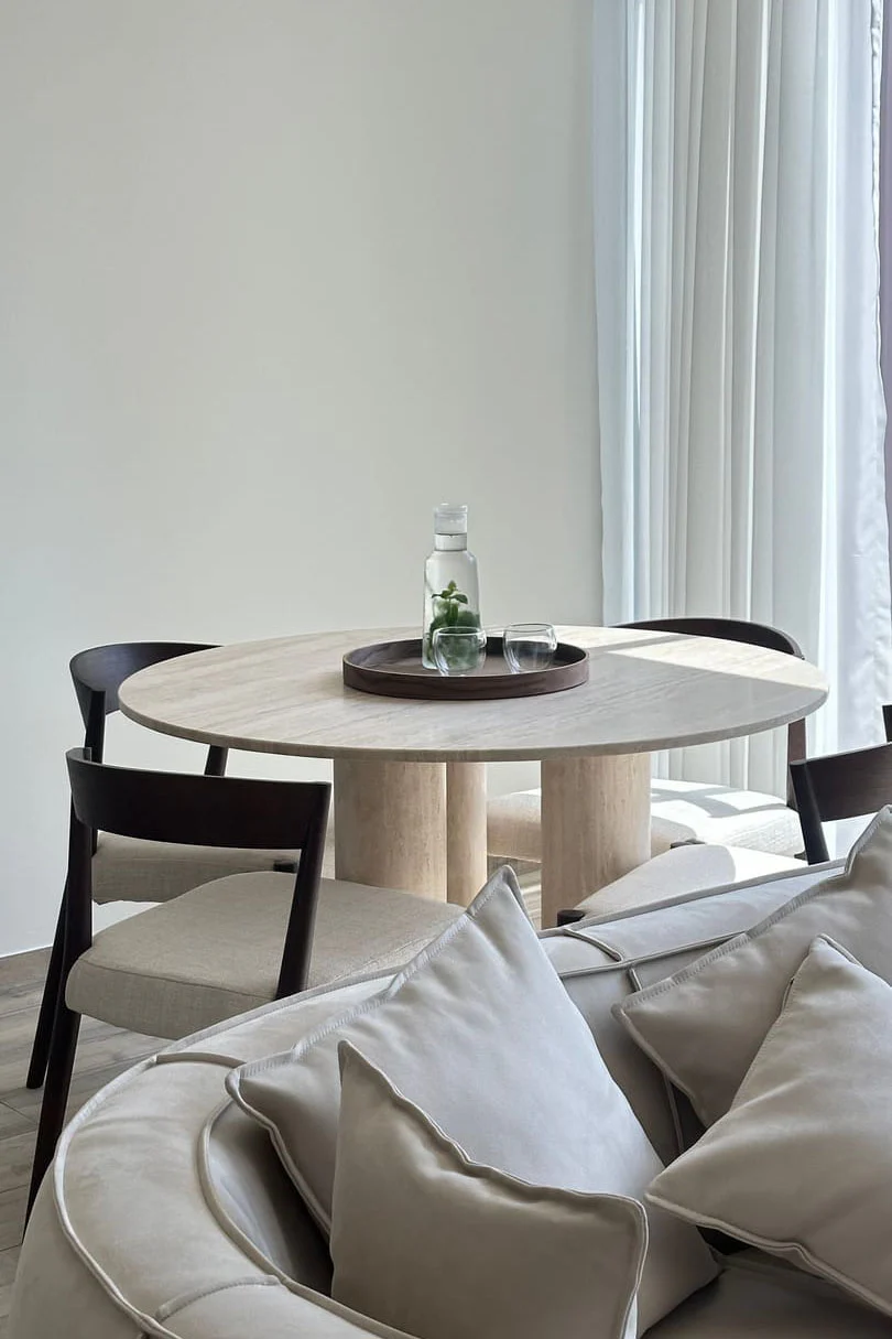 Table de salle à manger ronde Thalassa en travertin beige à trois pieds