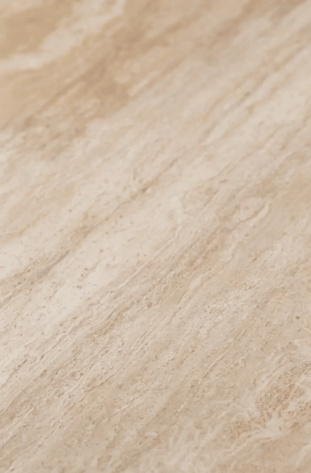 Table de salle à manger ronde Thalassa en travertin beige à trois pieds