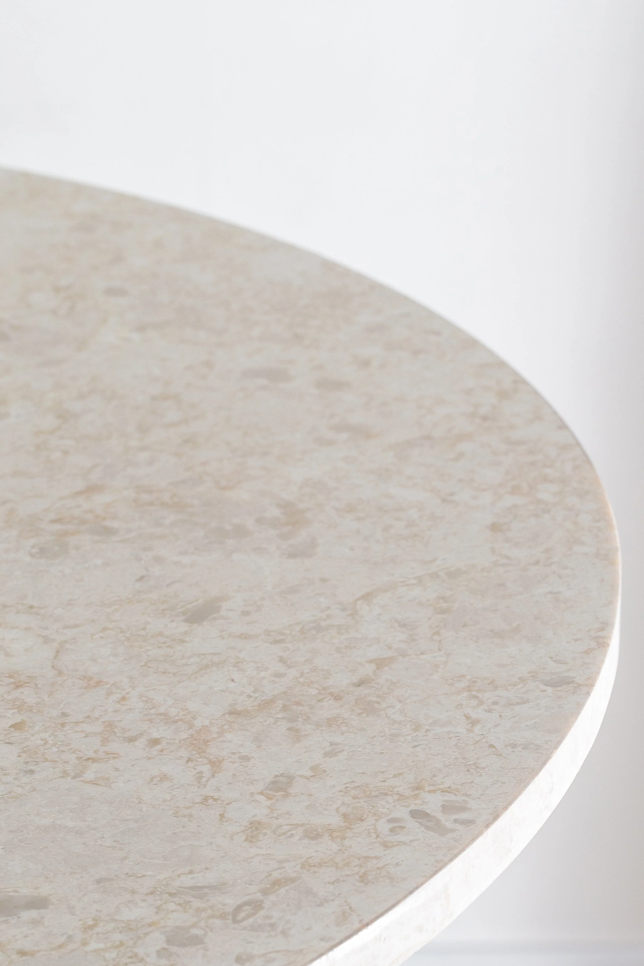 Table de salle à manger en travertin beige avec pieds en demi-lune