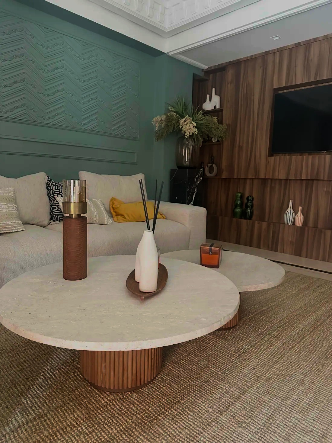 Ensemble de deux tables basses rondes avec pieds en bois