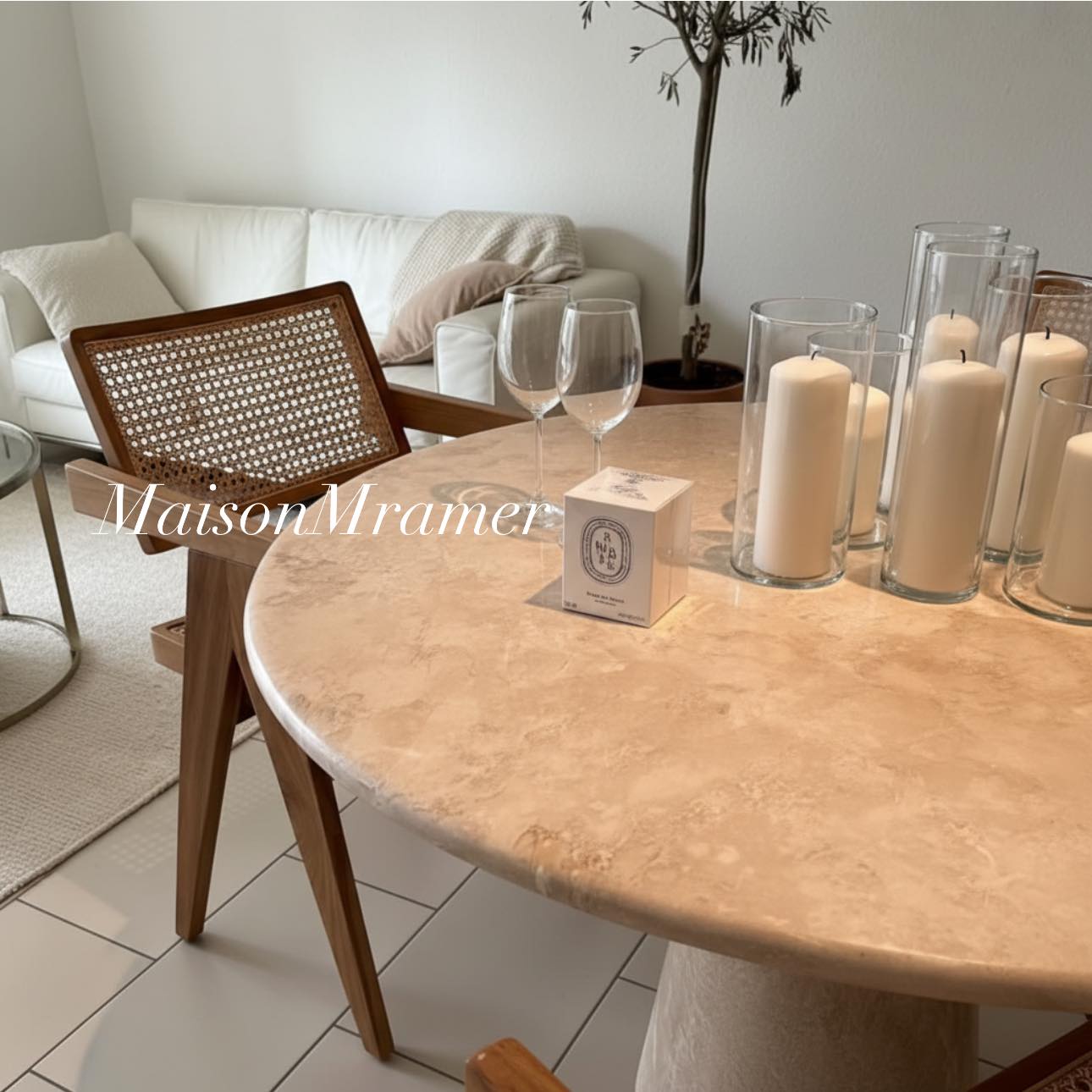 Table a manger en travertin poli 