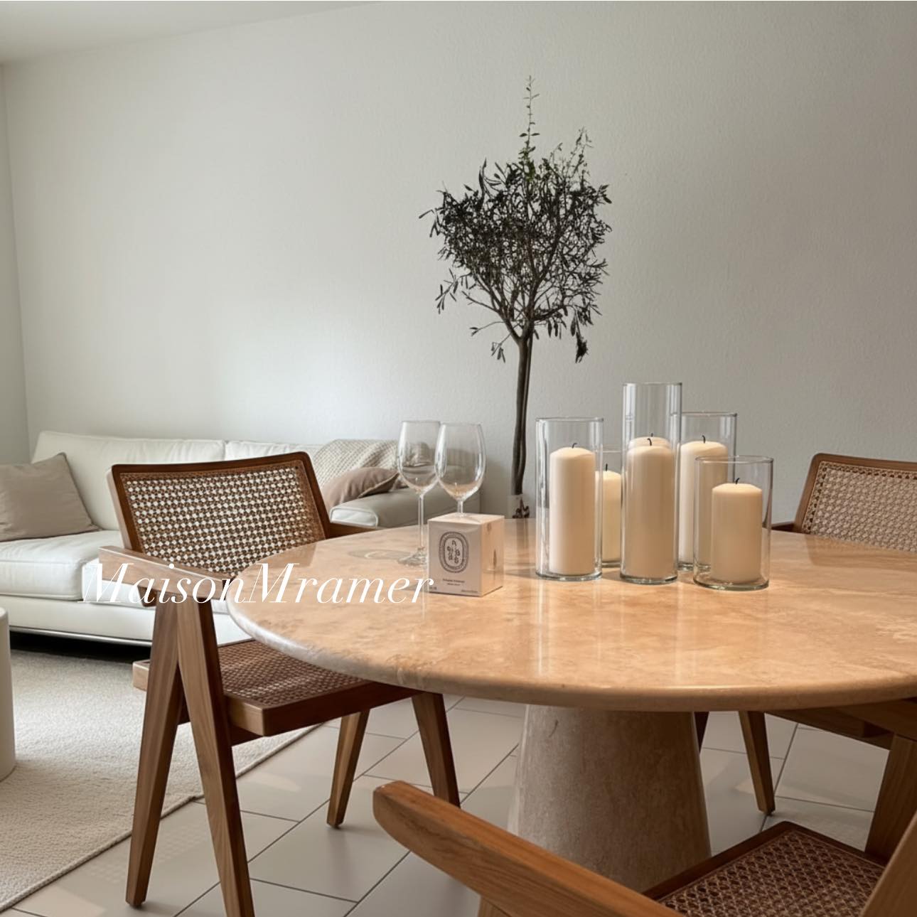 Table a manger en travertin poli