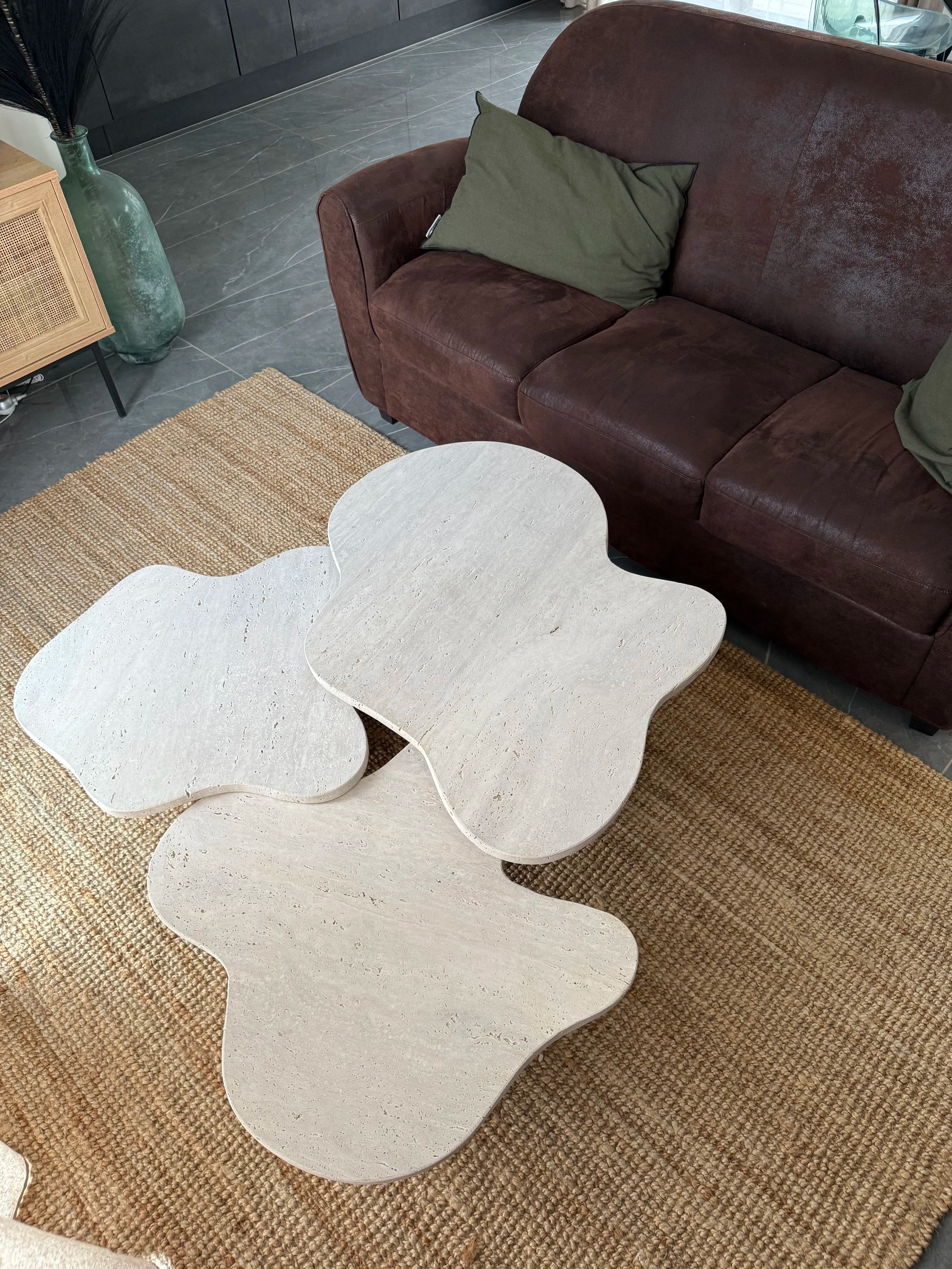 TrioForma Ensemble de trois tables basses en travertin