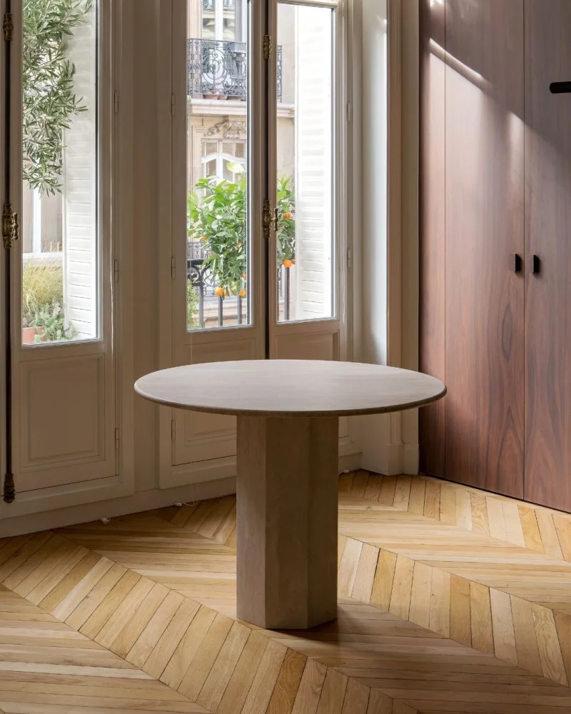 Table à manger ronde en travertin beige 100 cm – Élégance naturelle et convivialité