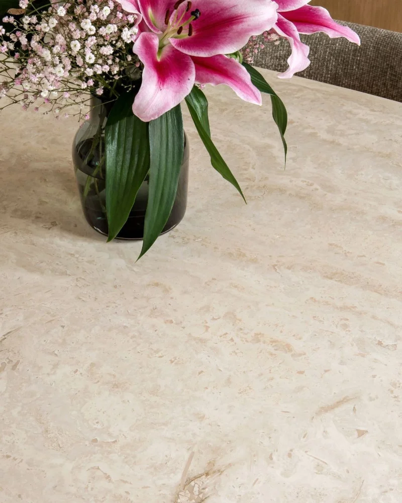 Table à manger ovale en travertin beige – Élégance naturelle et convivialité