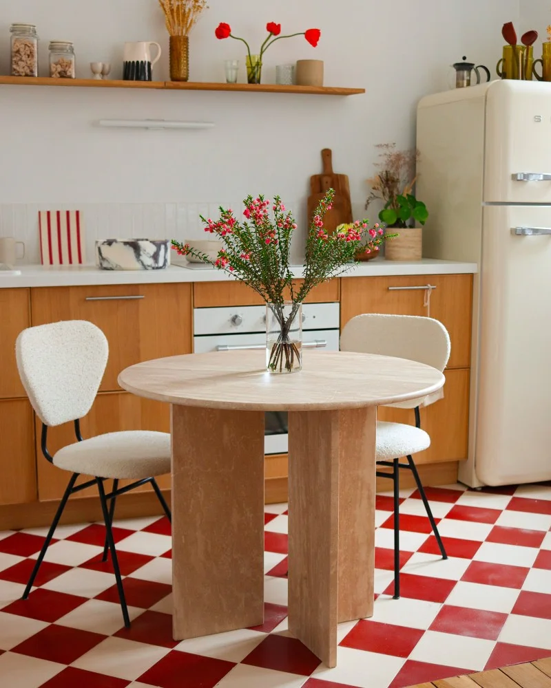 Table à manger ronde en travertin beige 90 cm – Convivialité et élégance naturelle