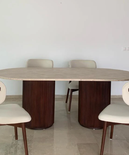 Table à manger ovale en travertin beige avec pieds en bois 