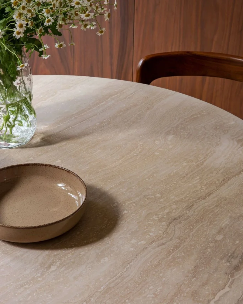 Table à manger ronde en travertin beige 100 cm – Élégance naturelle et convivialité