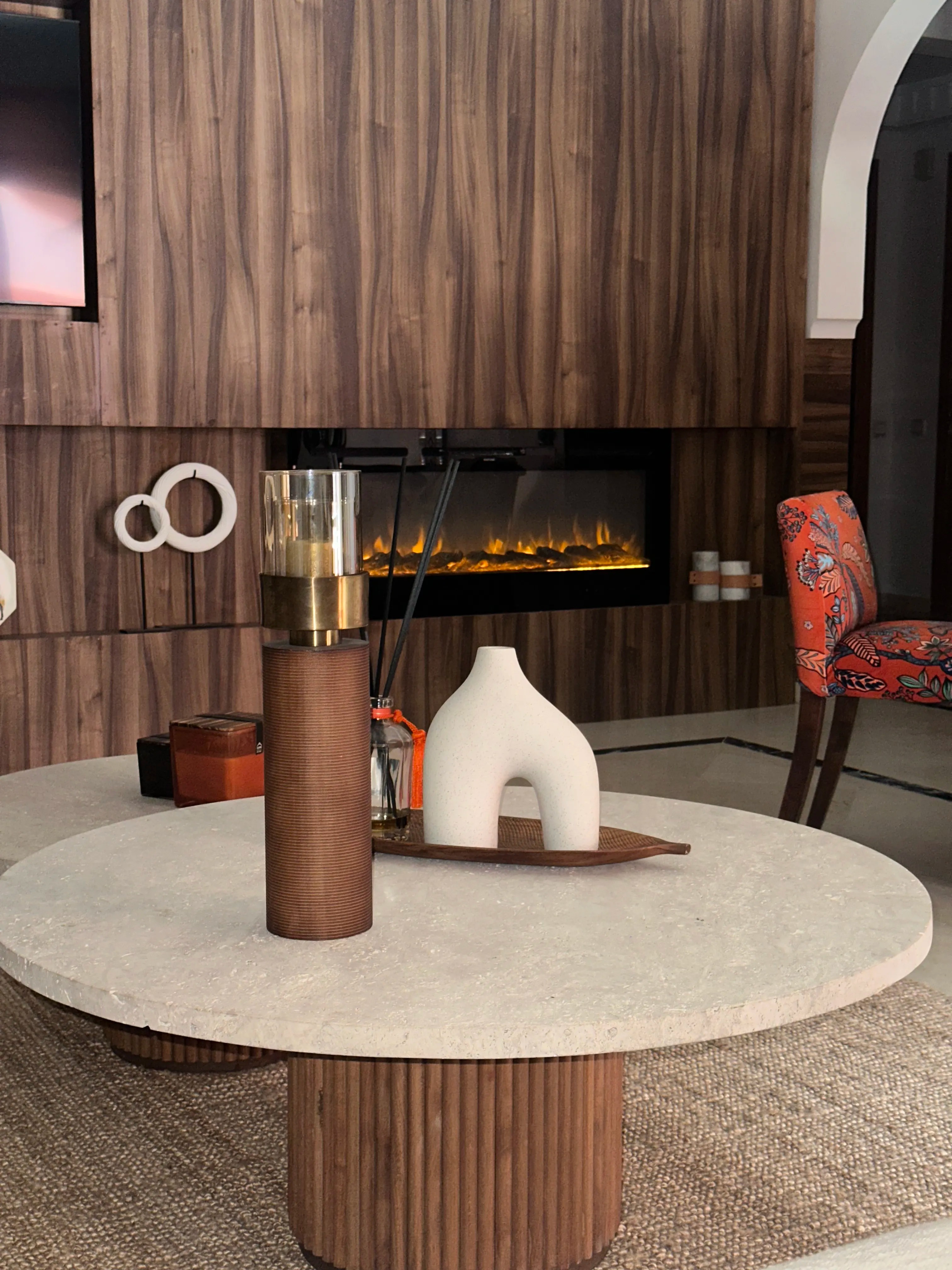 Ensemble de deux tables basses rondes avec pieds en bois