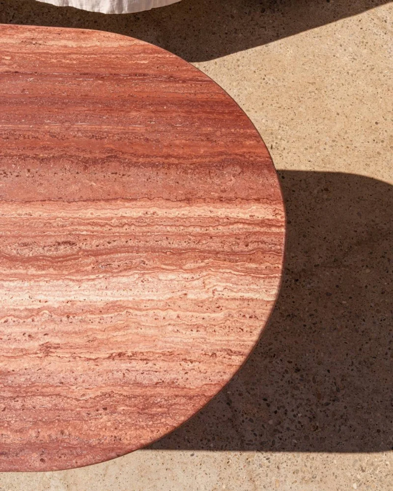 Table à manger oblongue en travertin rouge – Élégance chaleureuse et caractère unique