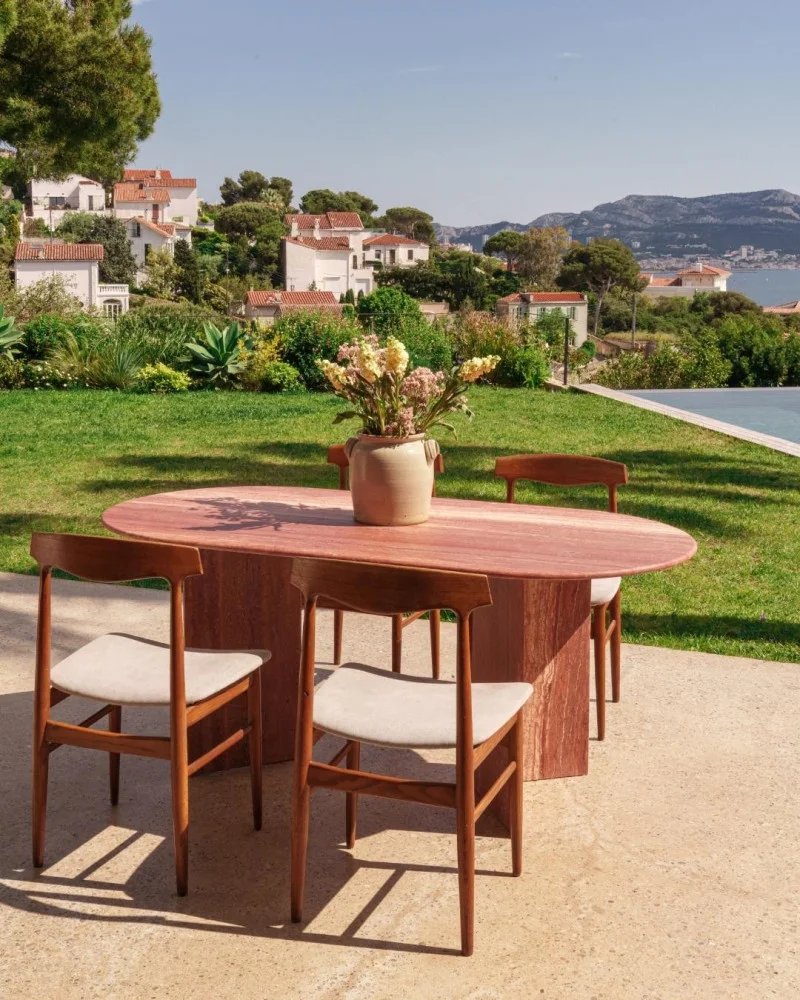 Table à manger oblongue en travertin rouge – Élégance chaleureuse et caractère unique