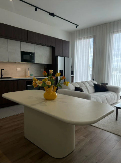 Table à manger GILI en béton ciré – Design architectural et élégance contemporaine