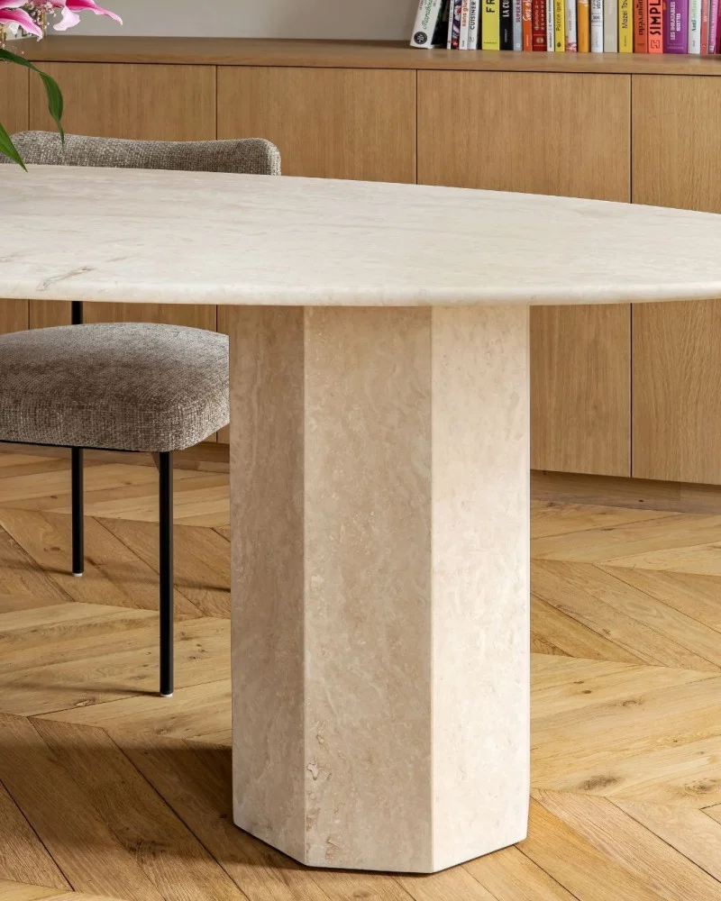 Table à manger ovale en travertin beige – Élégance naturelle et convivialité