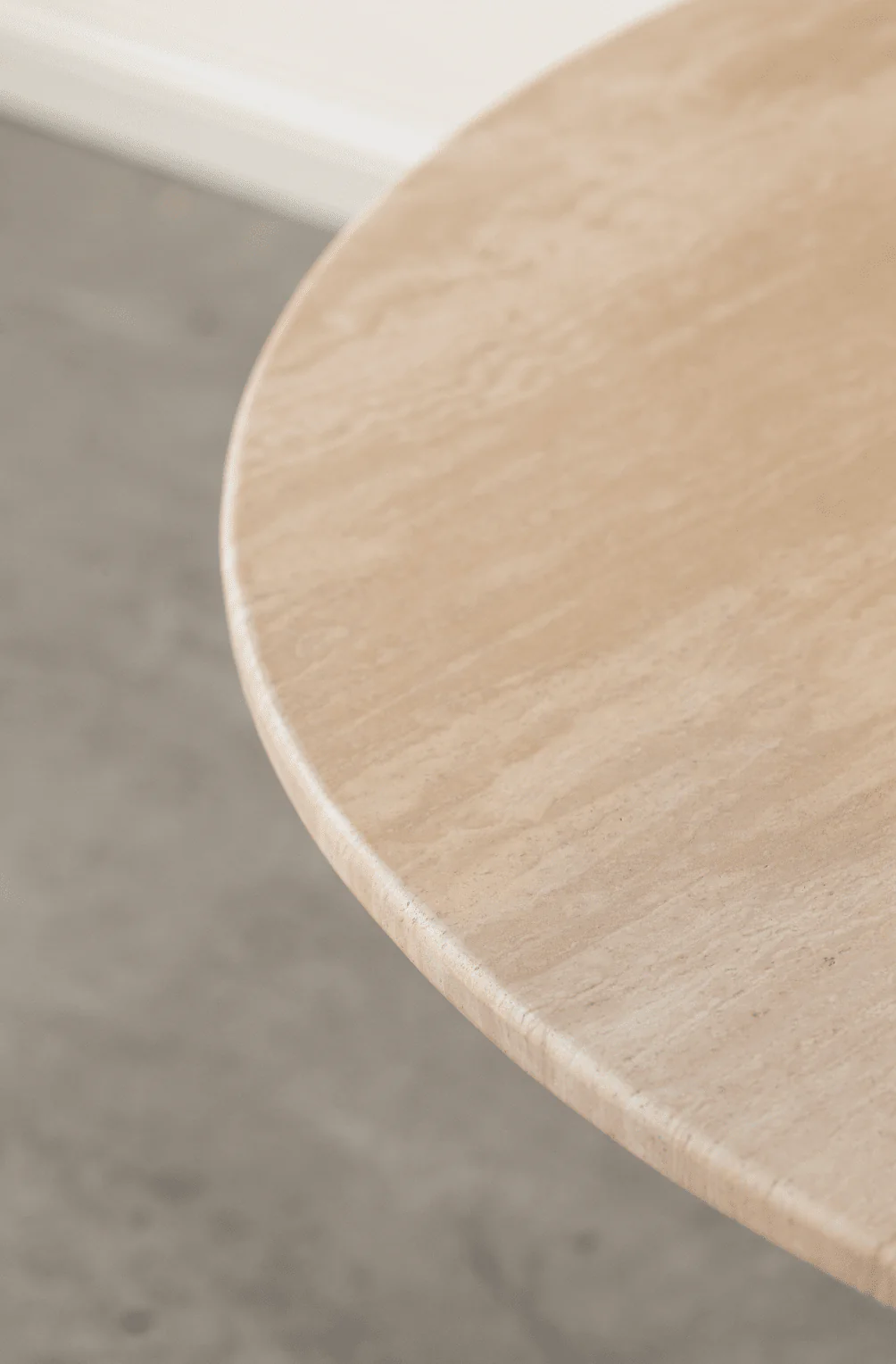 Table de salle à manger ronde Thalassa en travertin beige à trois pieds