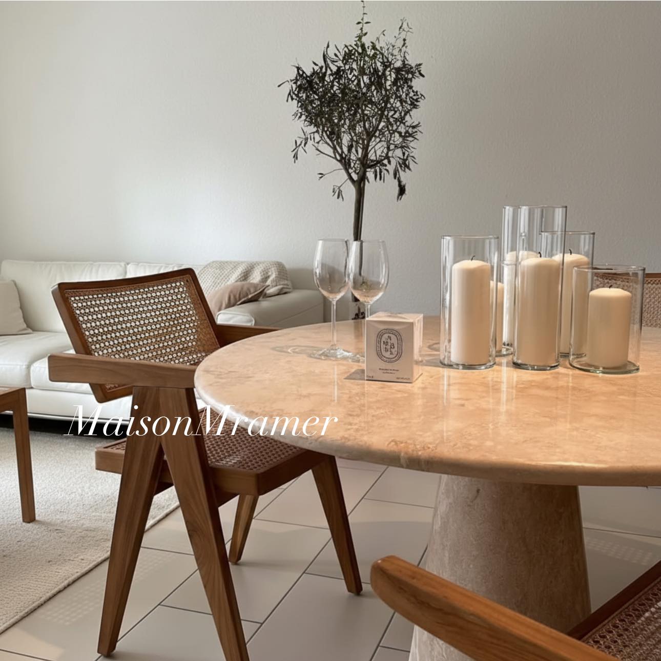 Table a manger en travertin poli 