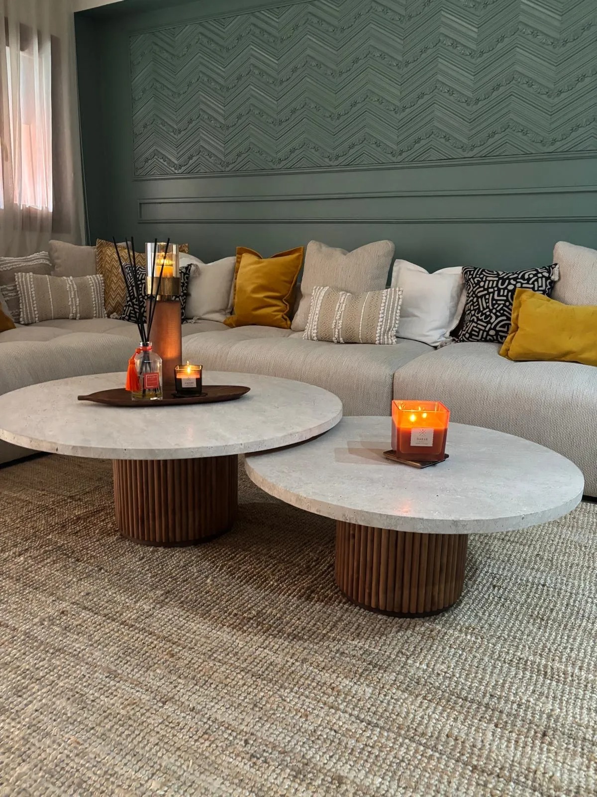 Ensemble de deux tables basses rondes avec pieds en bois