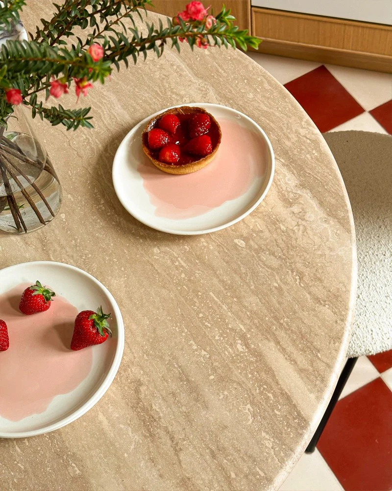 Table à manger ronde en travertin beige 90 cm – Convivialité et élégance naturelle