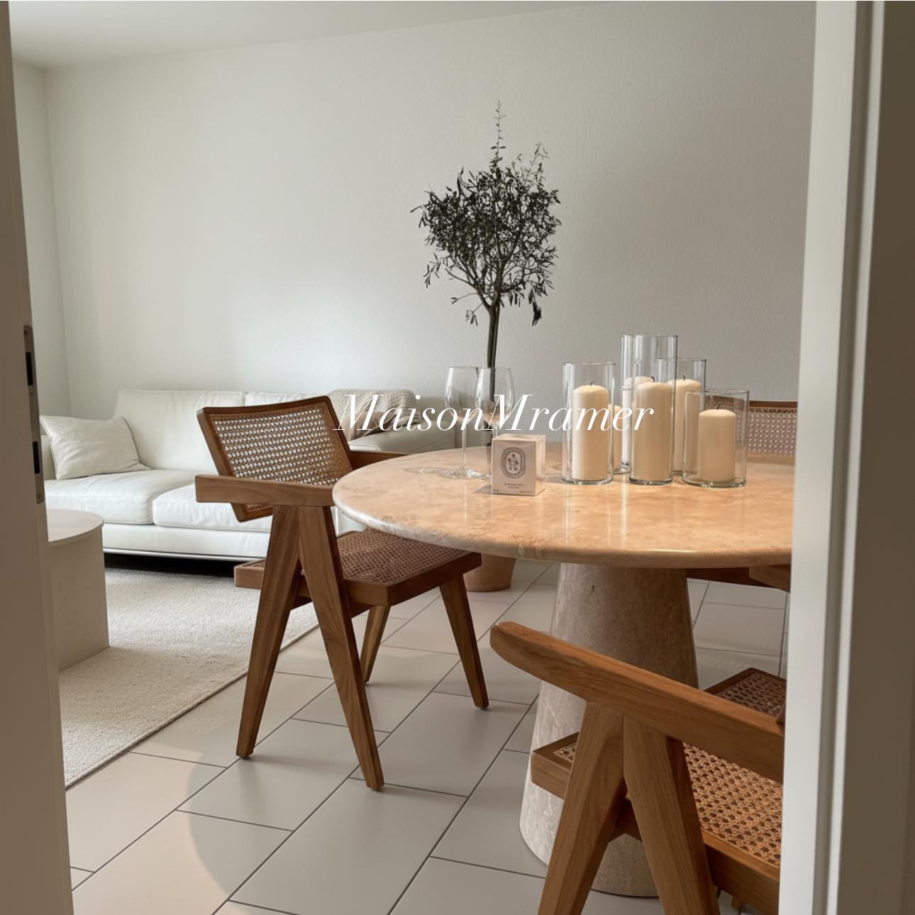 Table a manger en travertin poli 