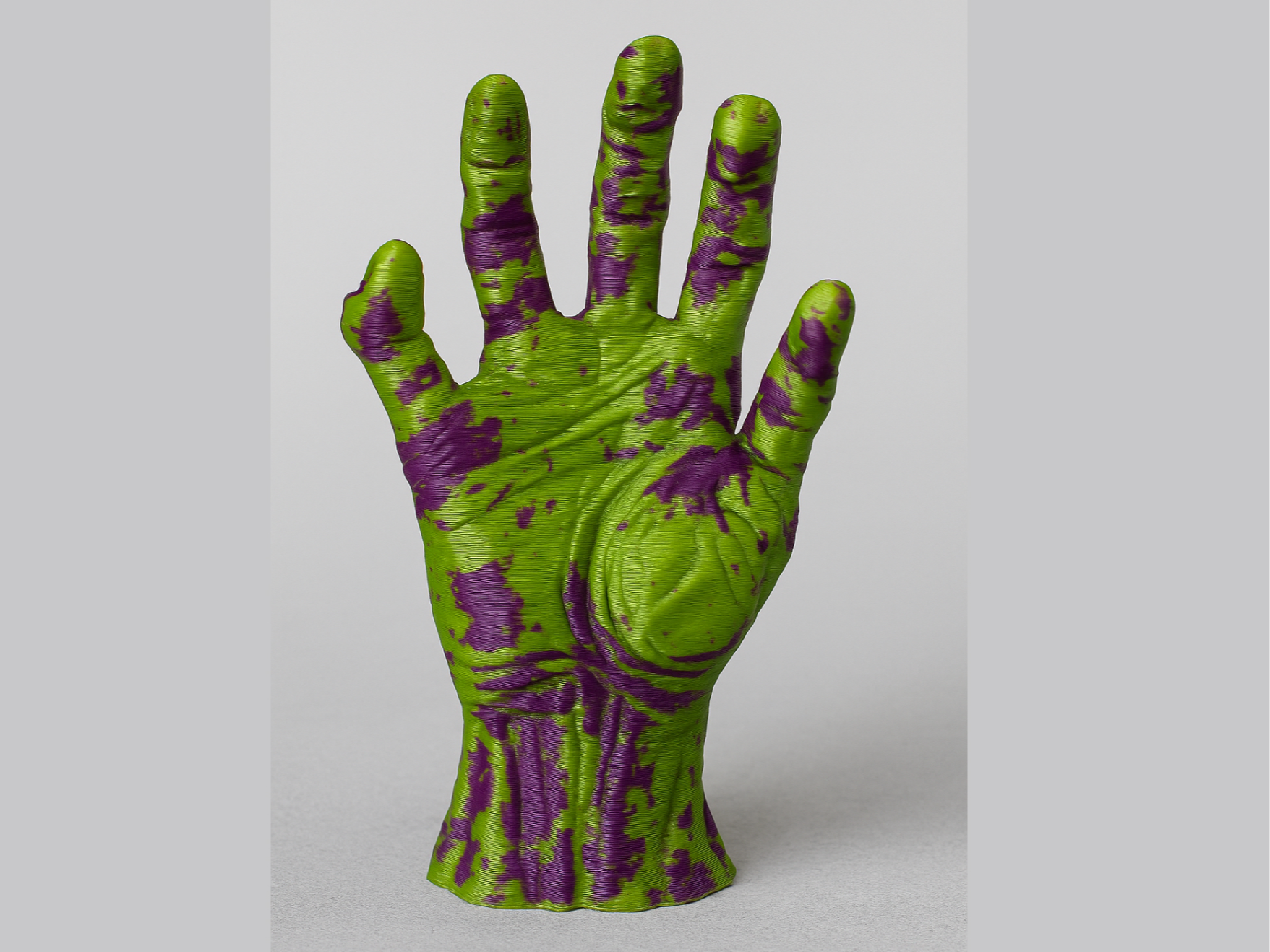 Mão decorativa verde e roxa