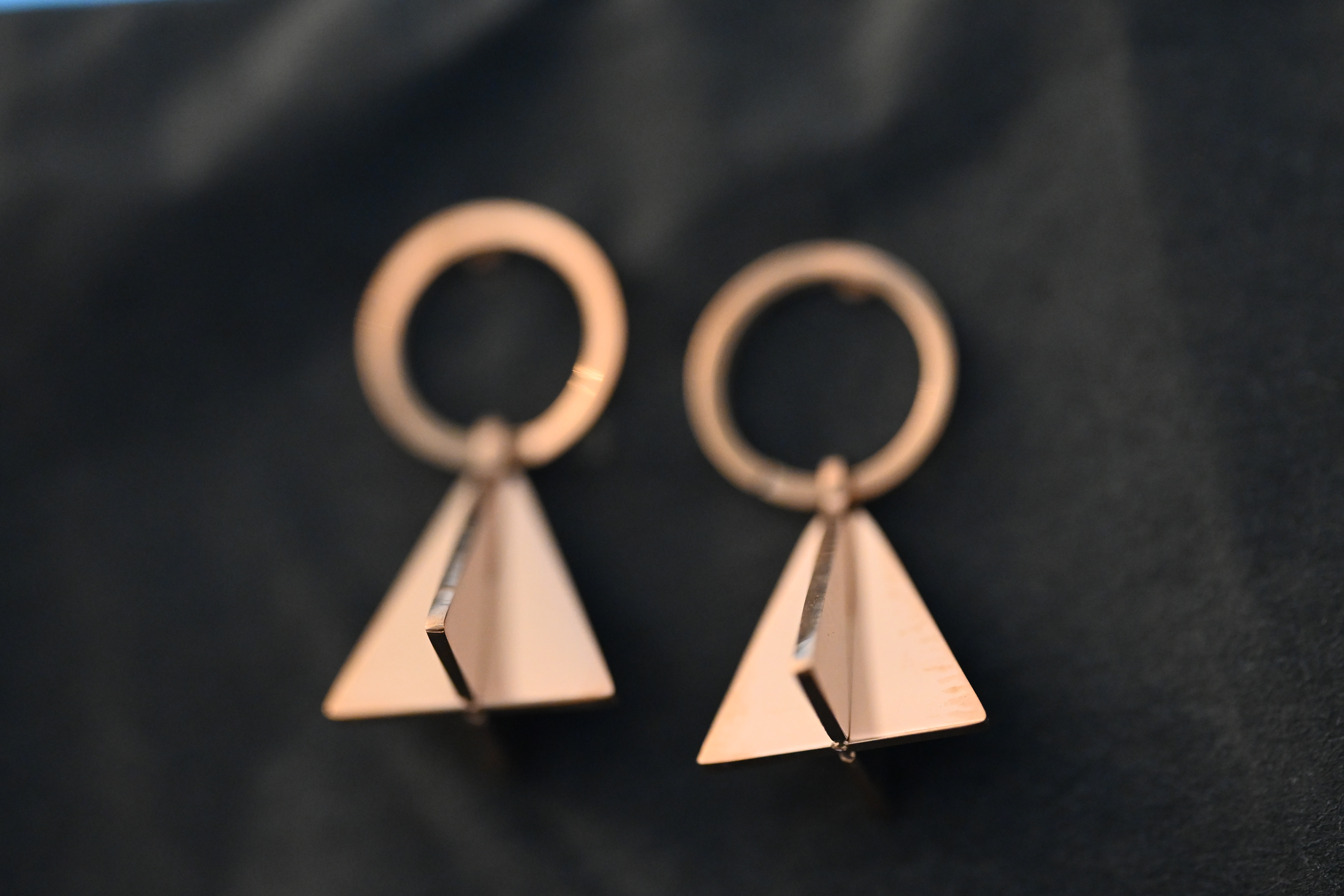 Pendientes geométricos color rosa