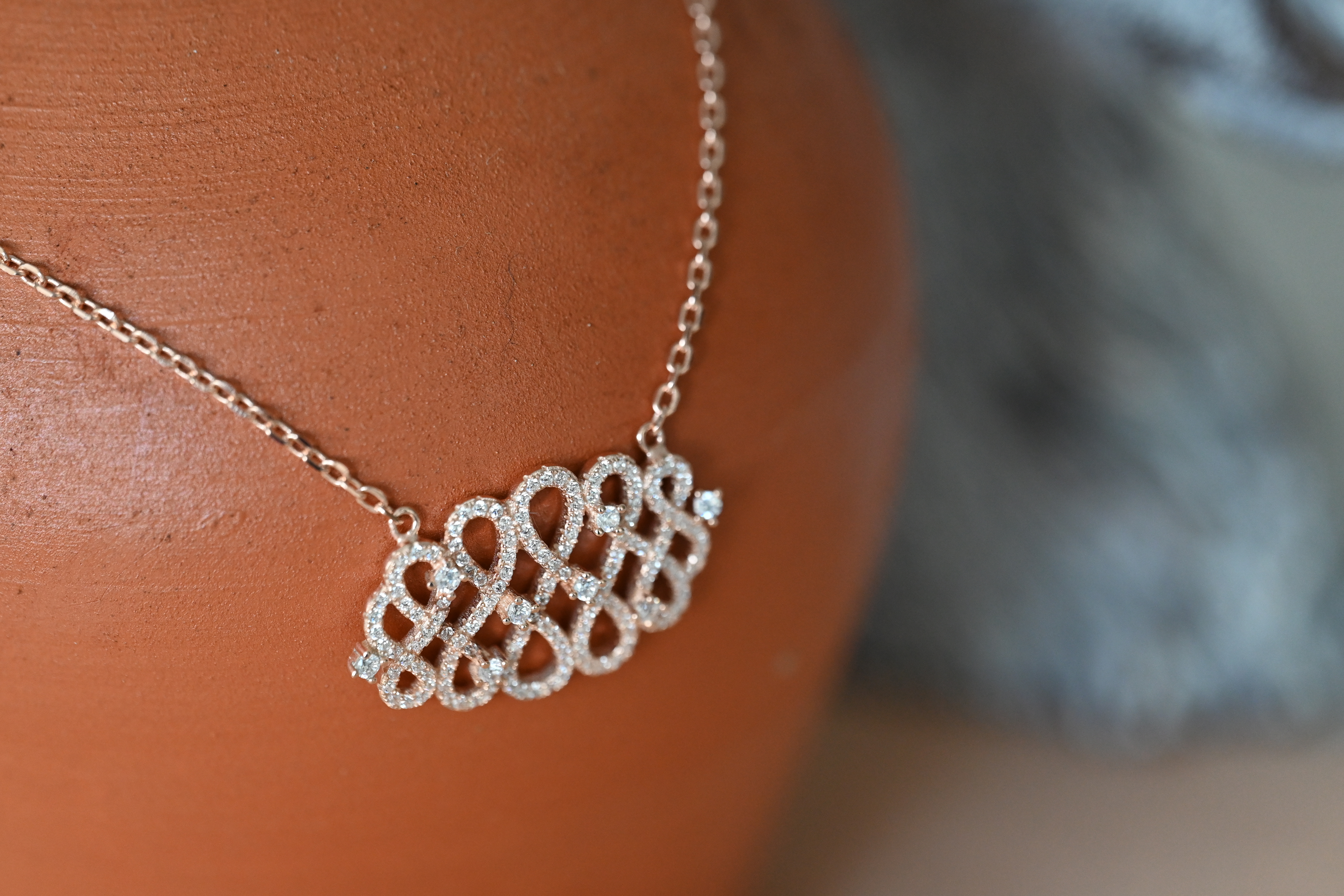 Collar con diseño ornamental