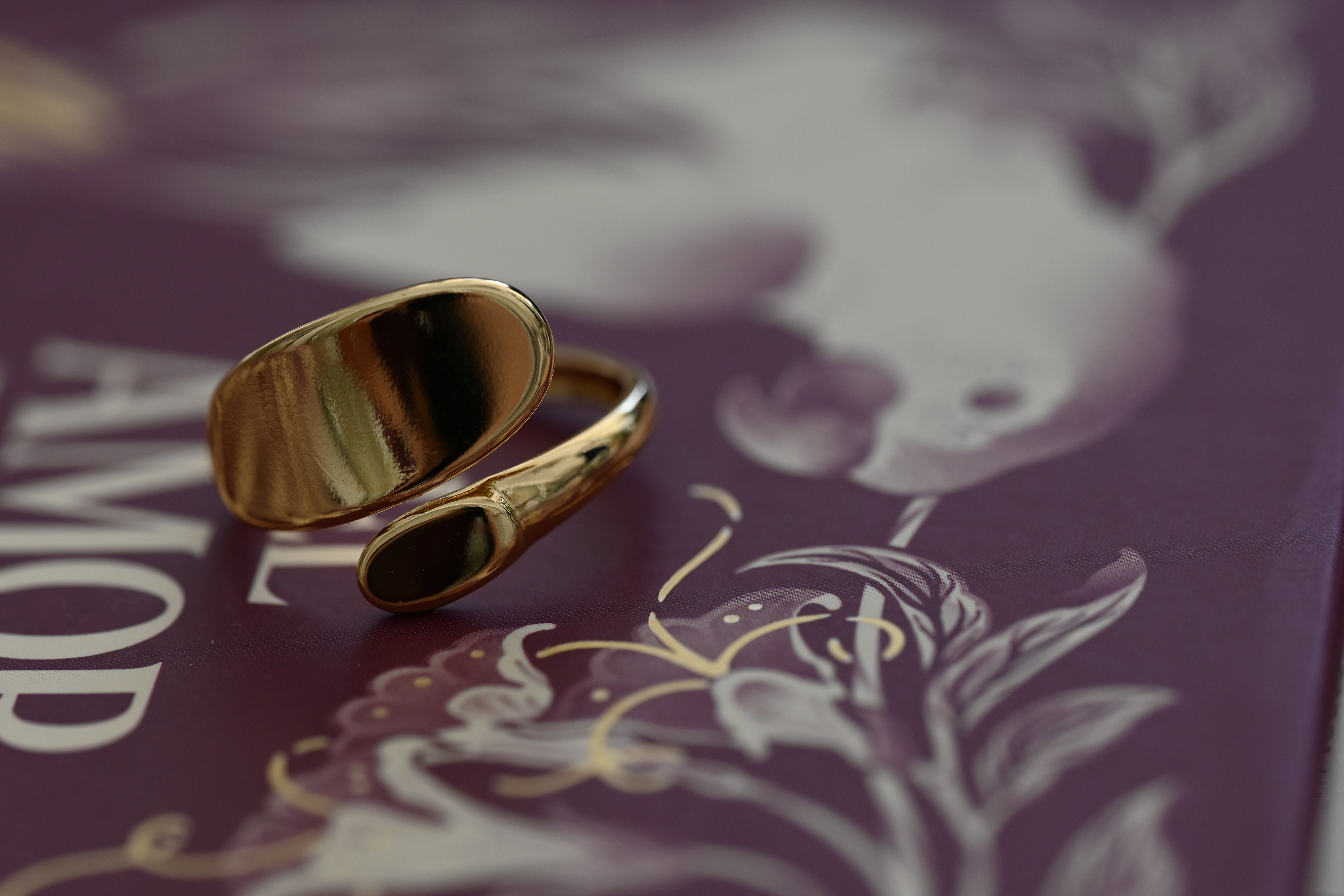 Anillo dorado elegante