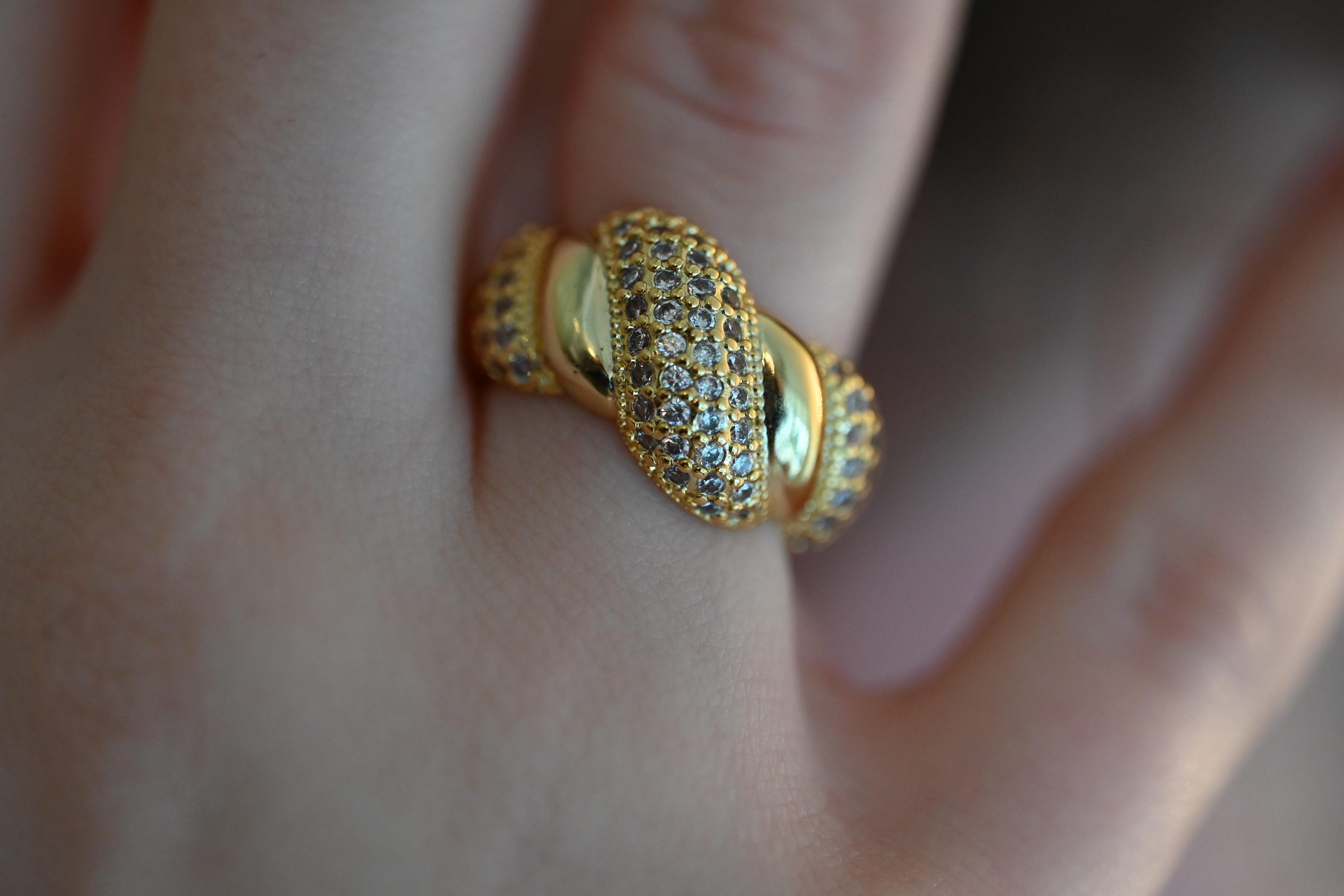 Anillo con incrustaciones bicolor