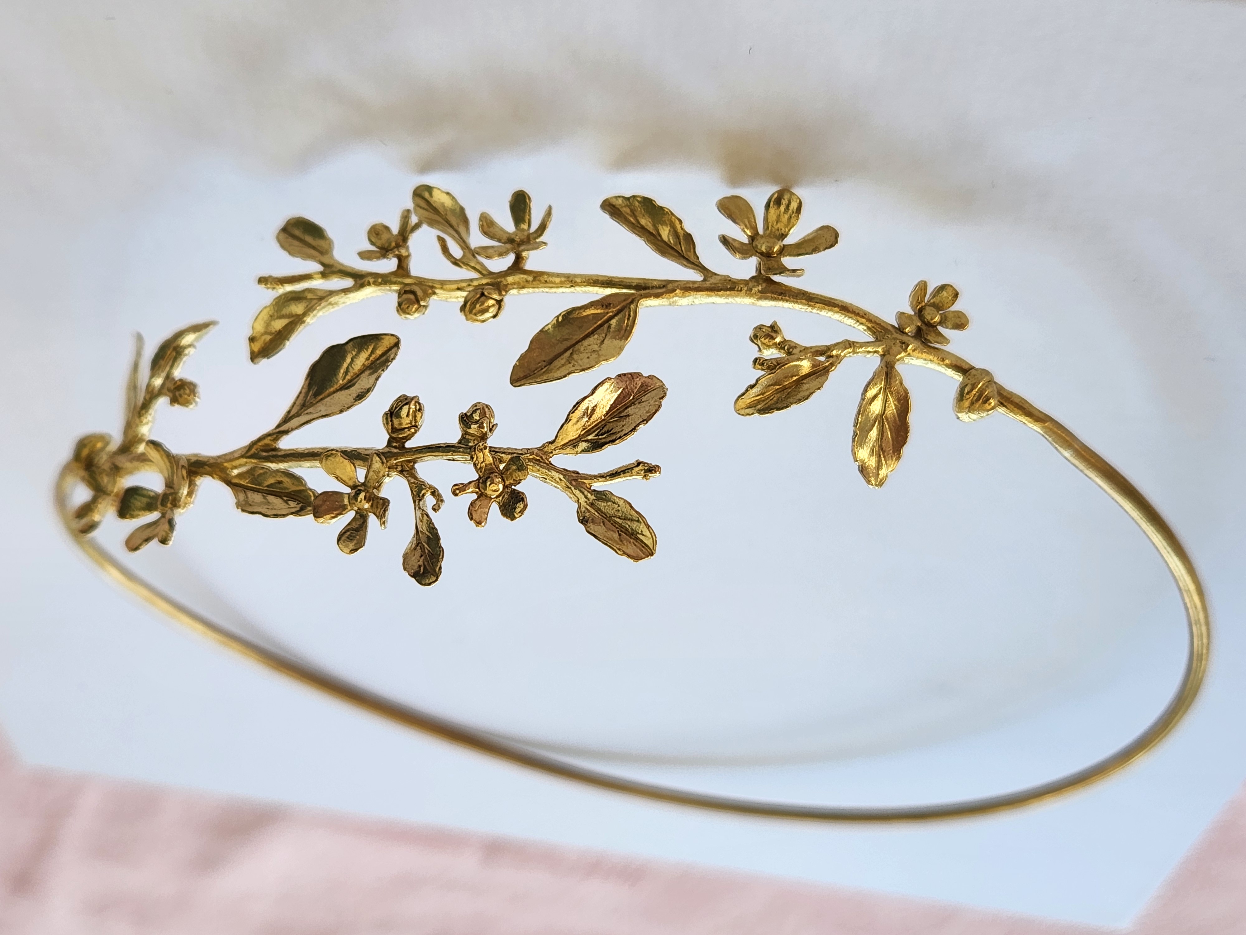 Diadema dorada de hojas