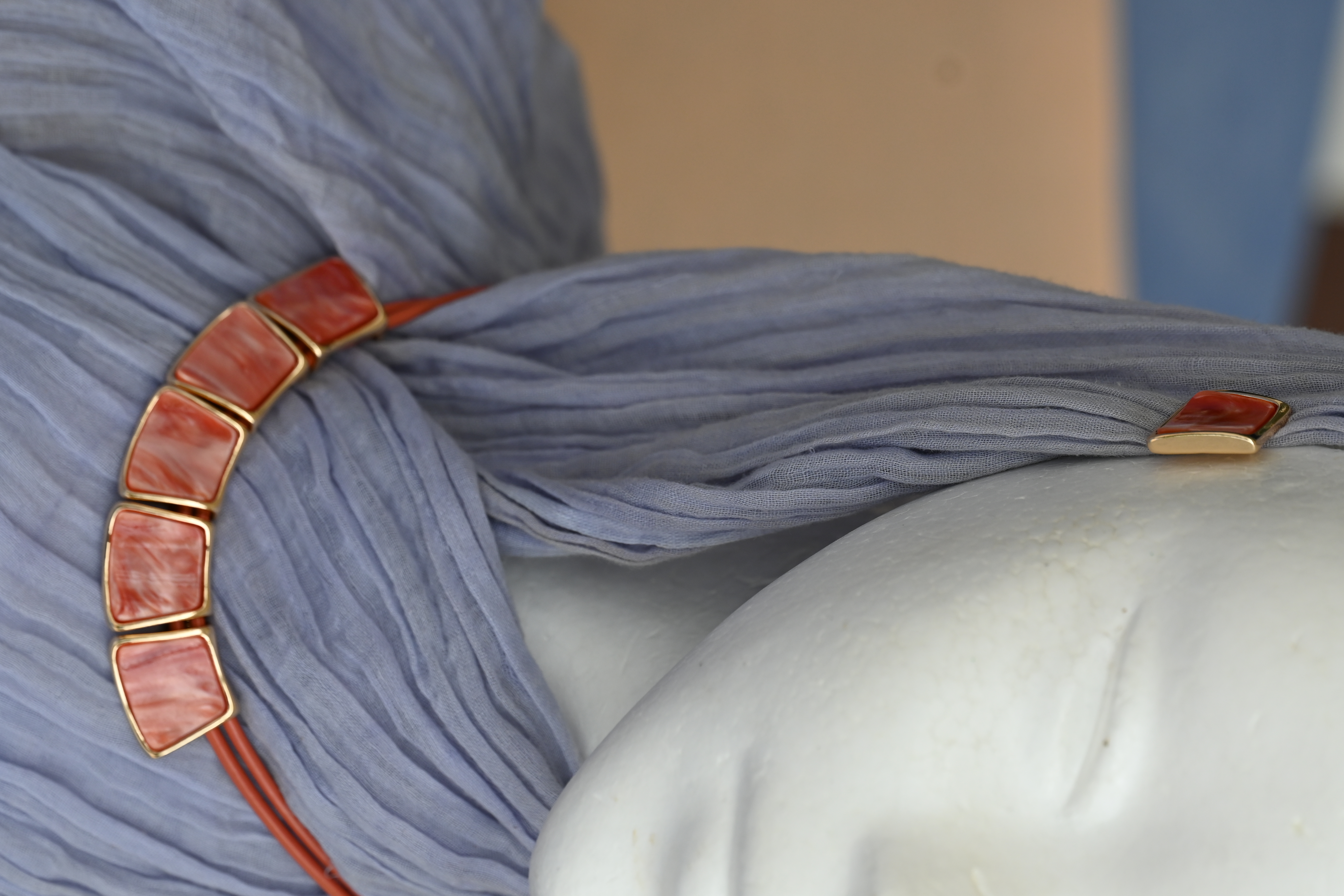 Conjunto collar piel y piedras con sus pendientes