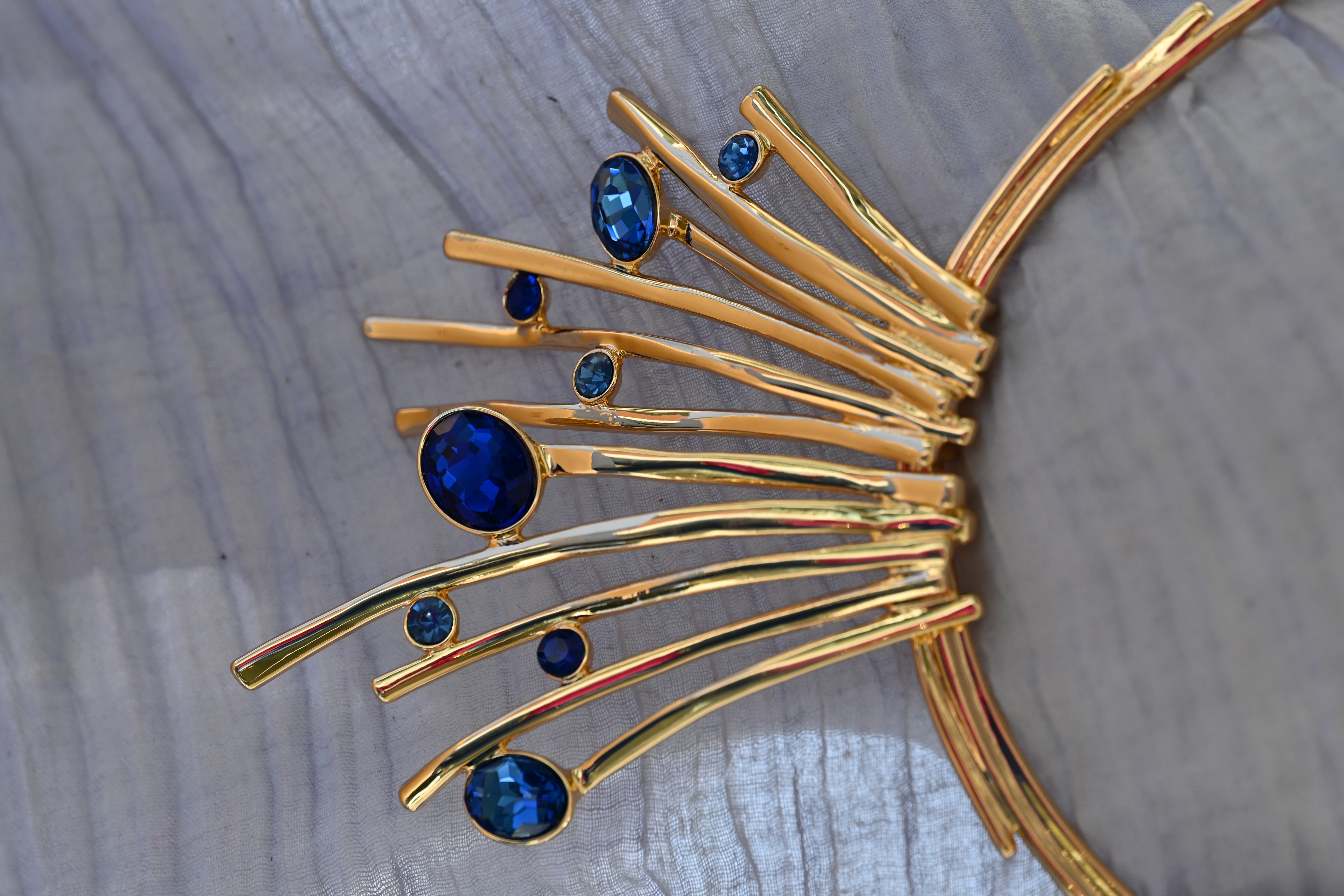 Conjunto collar dorado y azul con sus pendientes