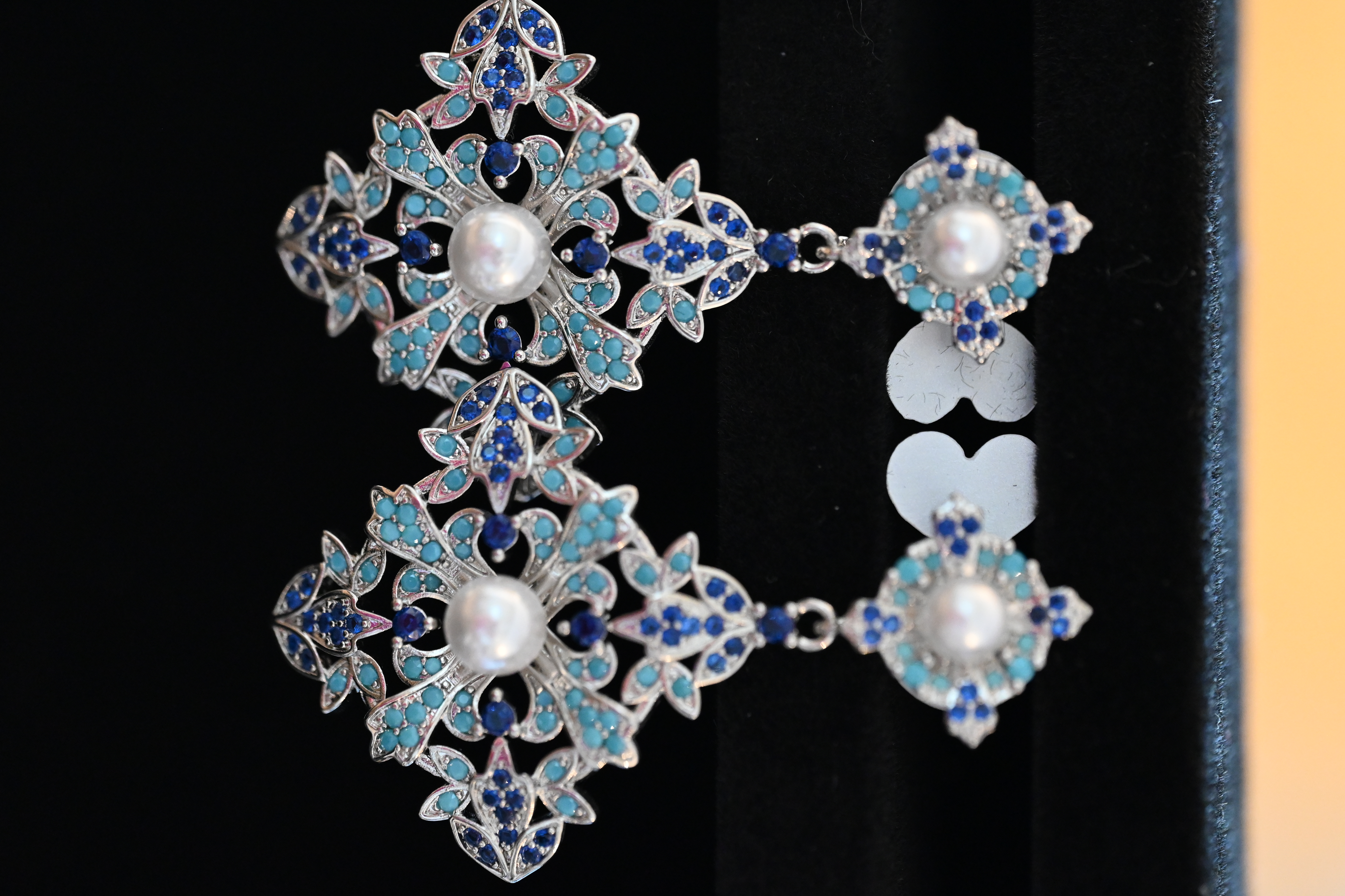 Pendientes de filigrana azul con perlas