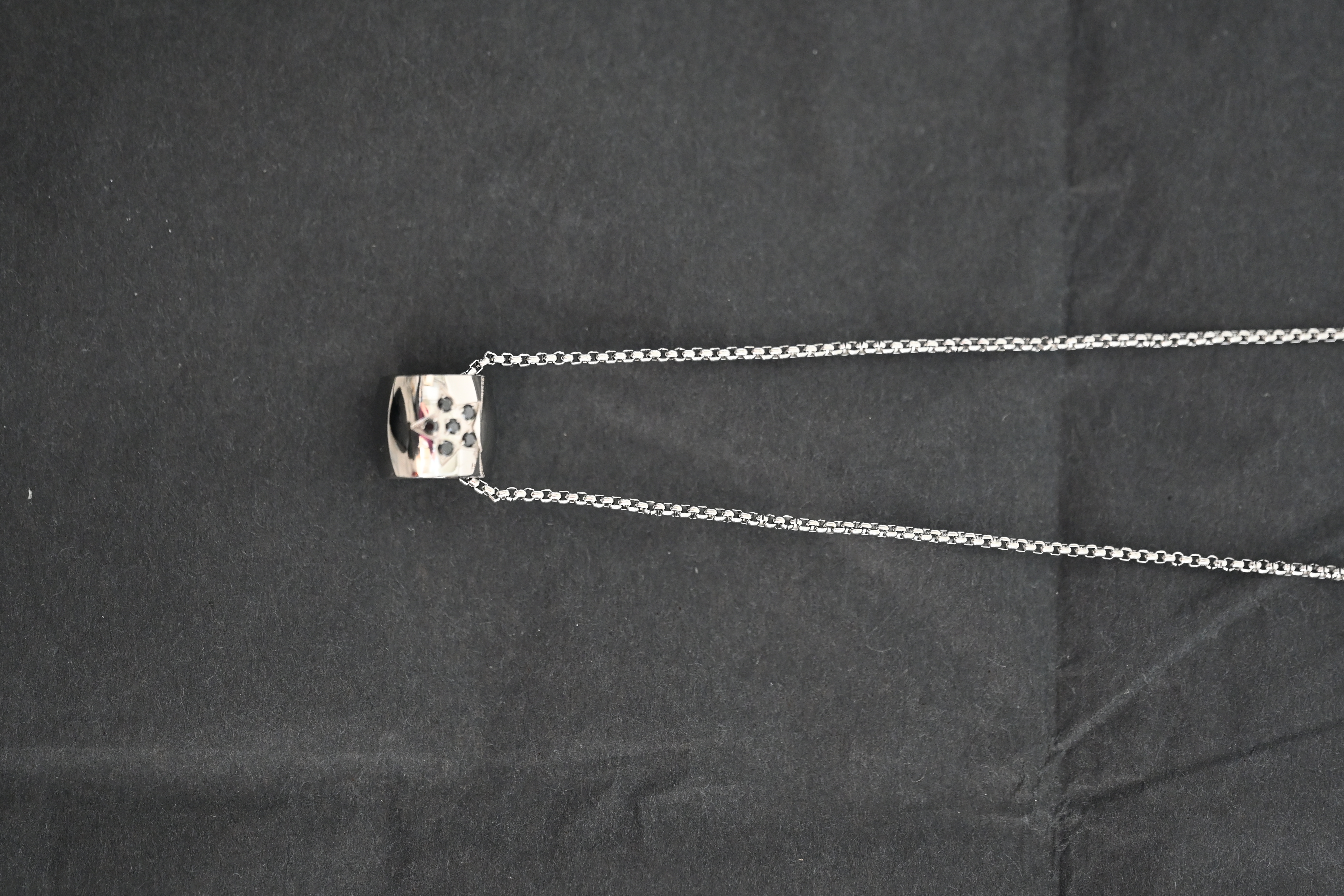 cadena con dije en forma de barril con etrella