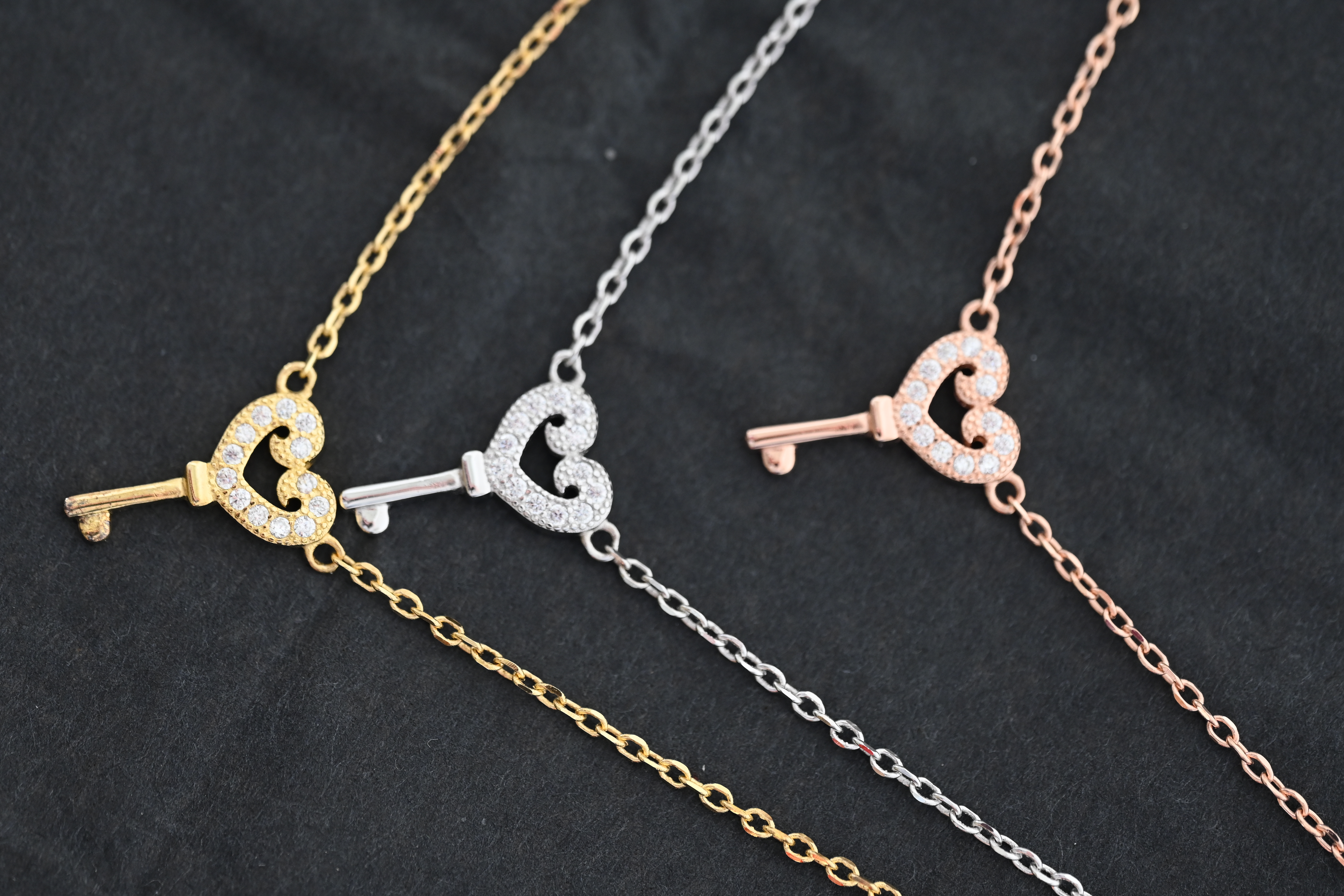 Collar de plata con  llaves en forma de corazón