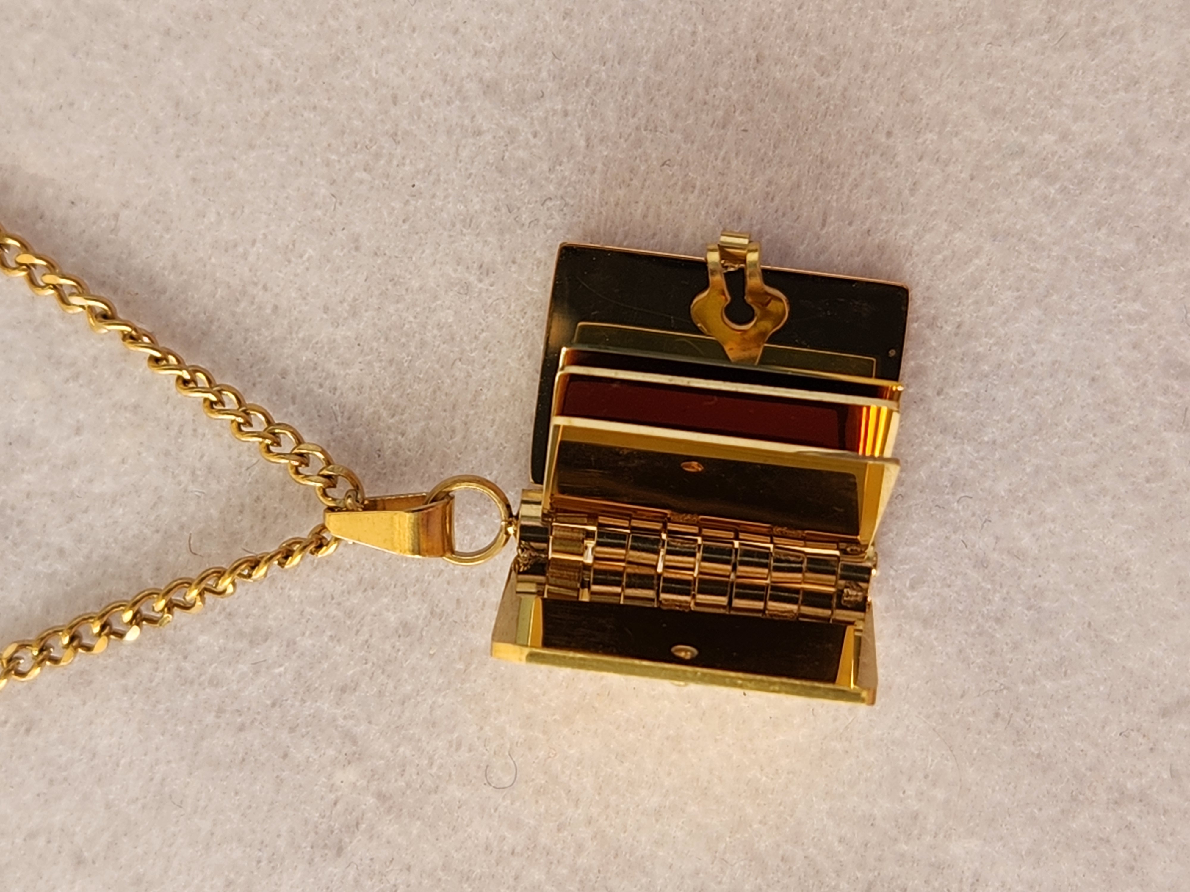 Colgante Libro Dorado