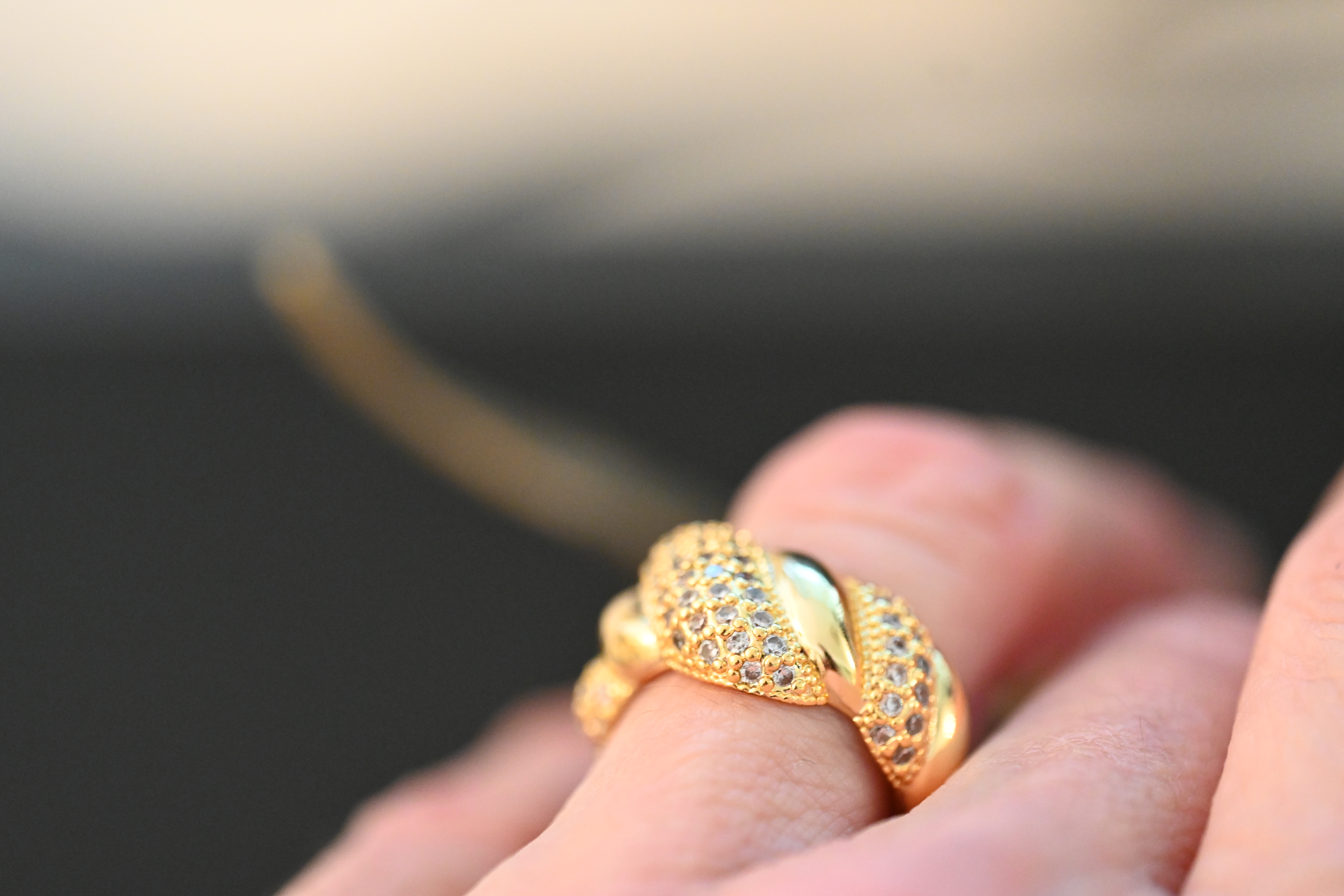 Anillo con incrustaciones bicolor