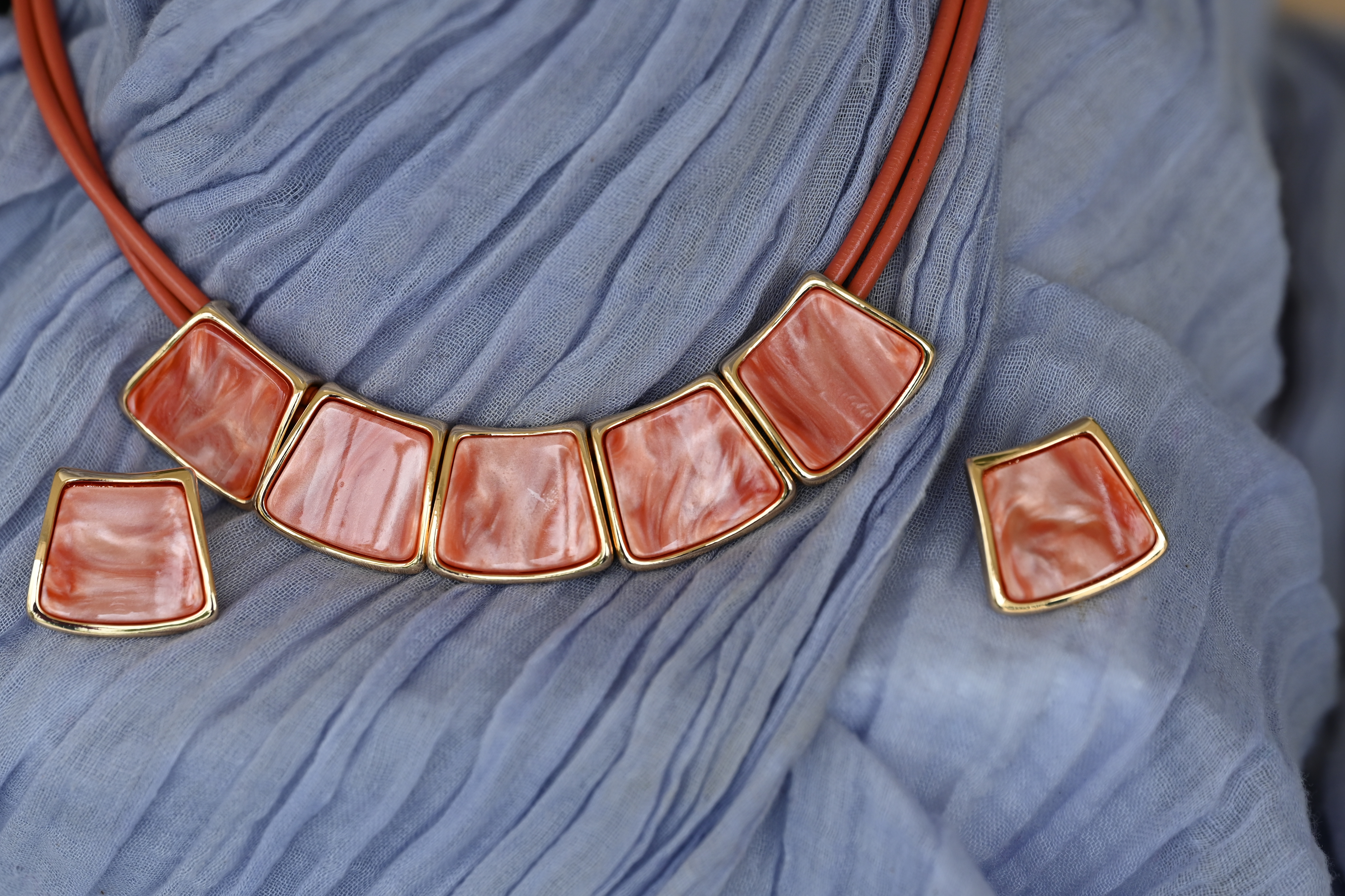 Conjunto collar piel y piedras con sus pendientes