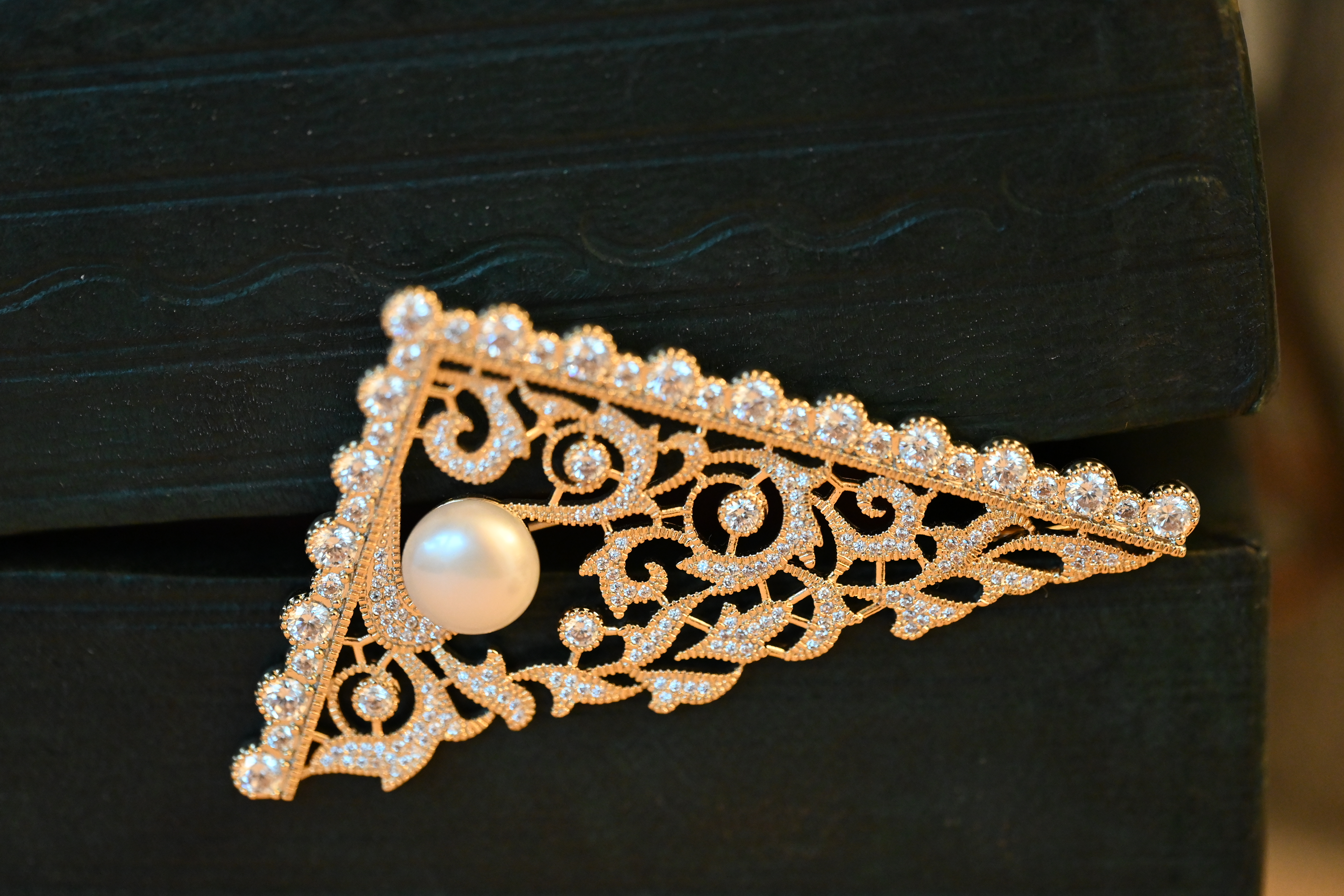 Filigree brooch with pearl