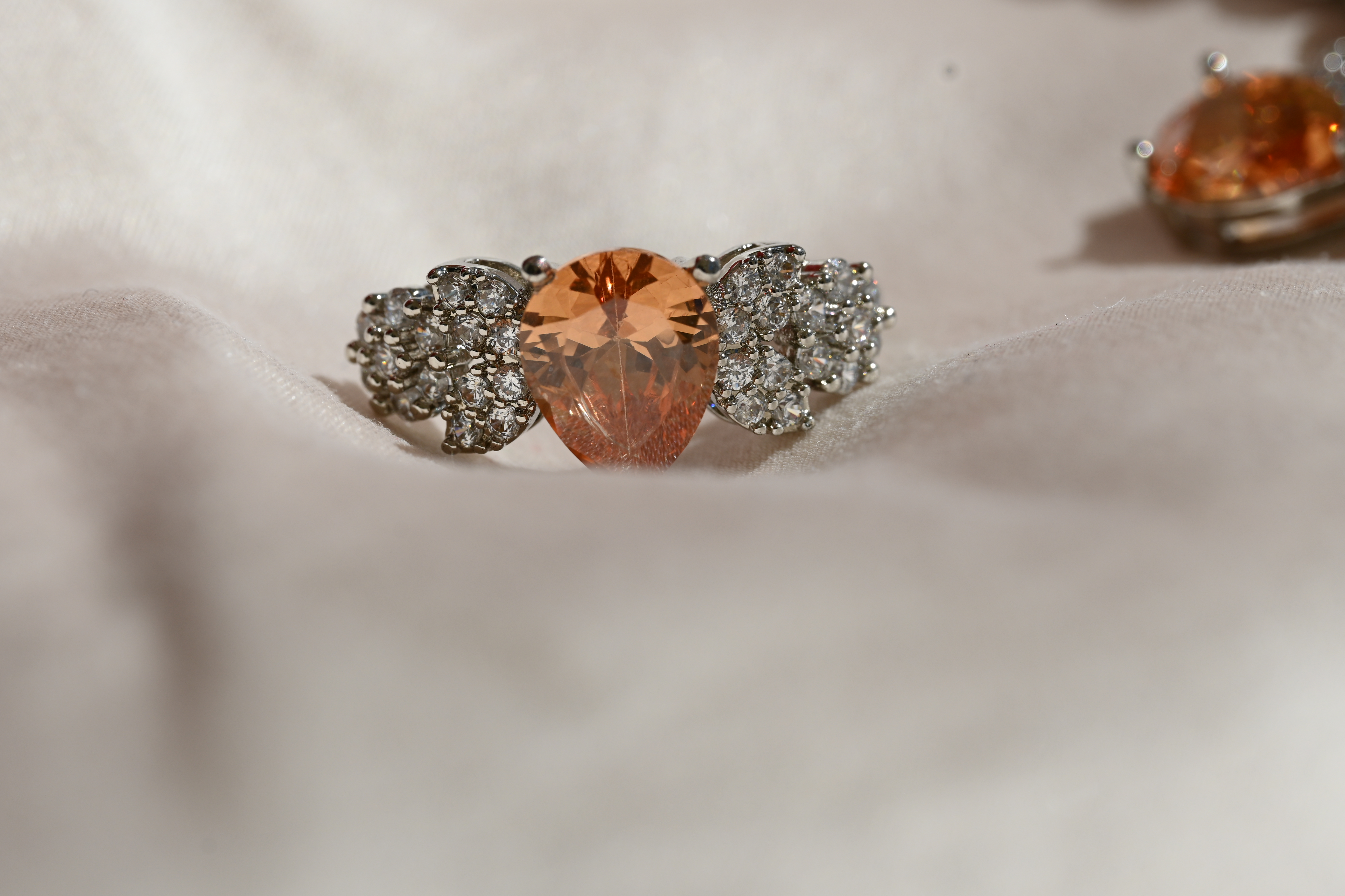 Set of jewel with orange zircons 