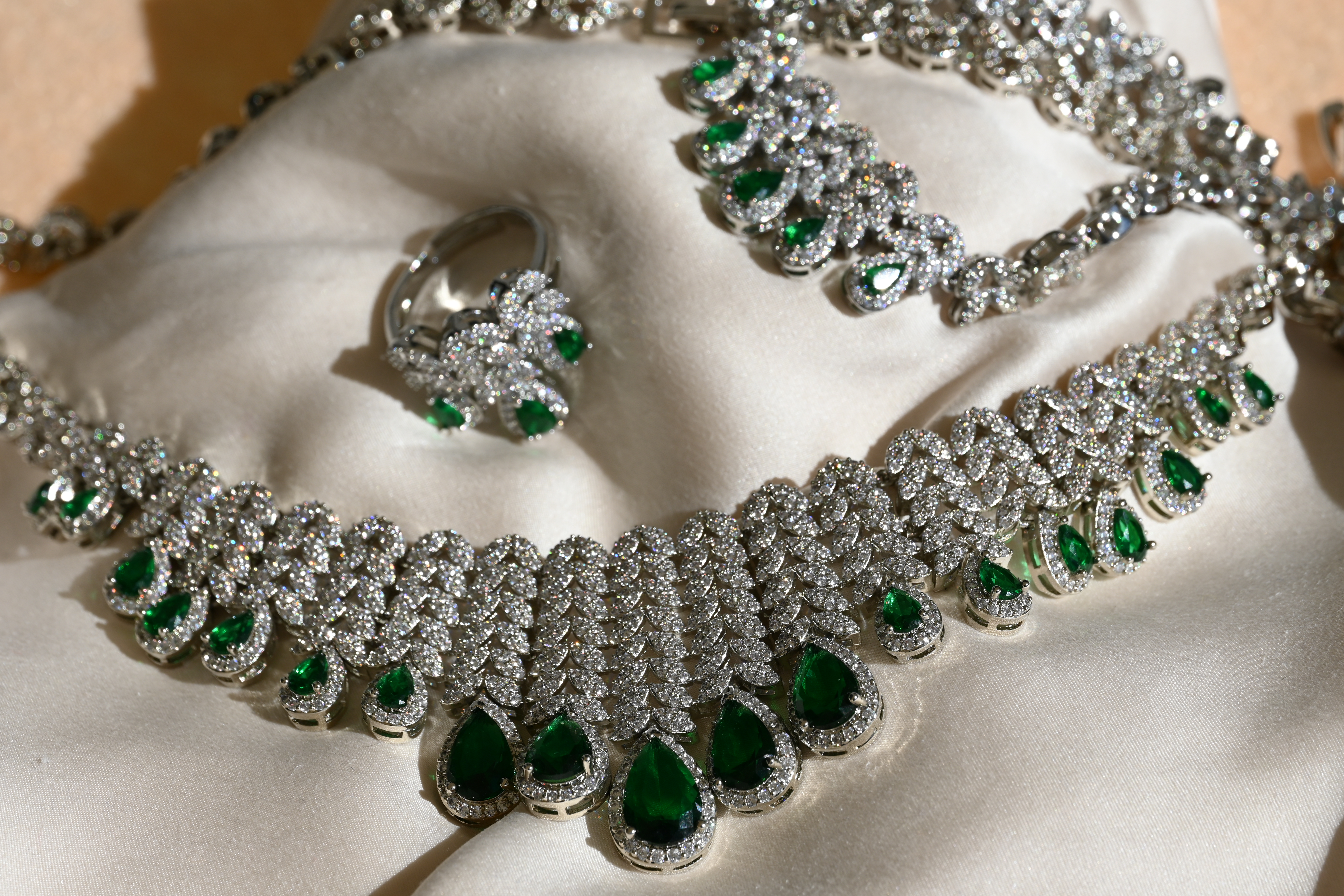 Set of luxury jewels with green zircons