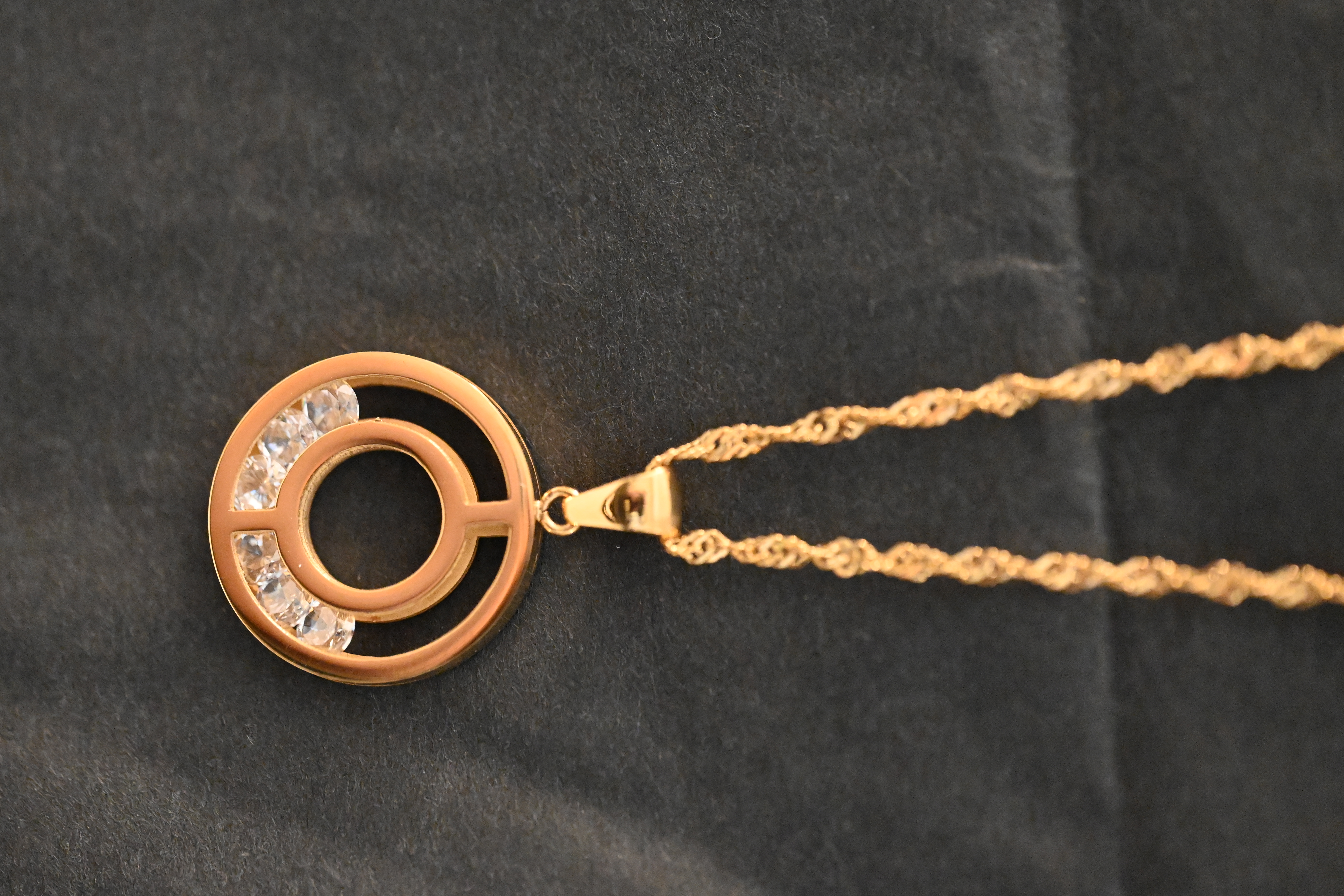 Collar with circular neck